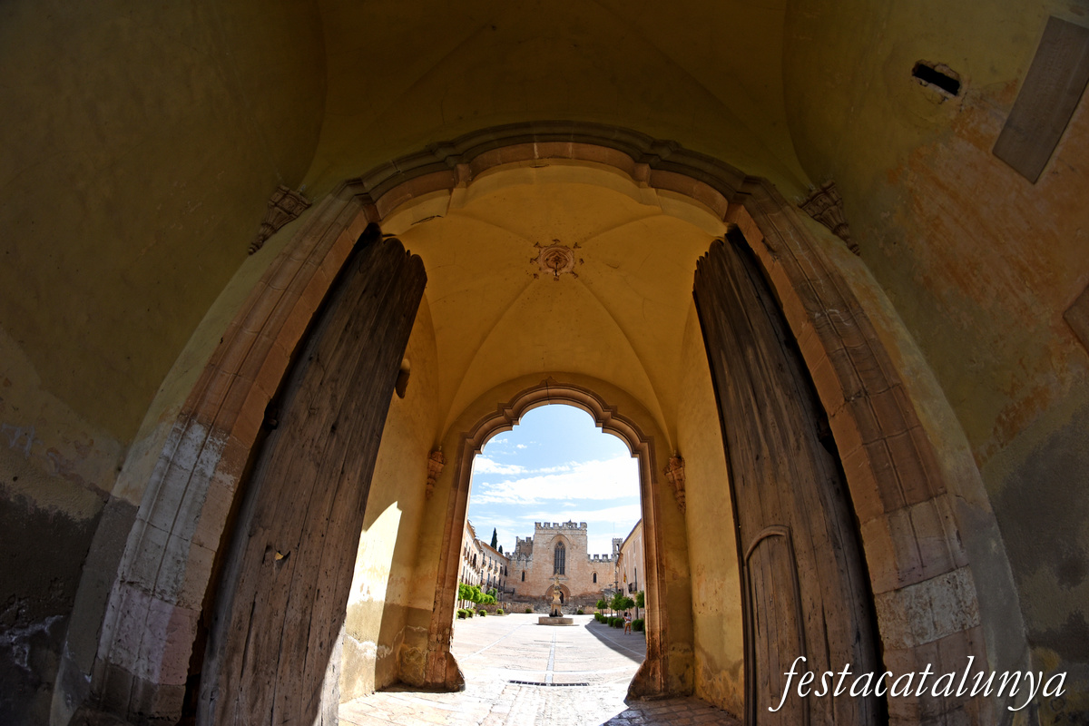 Aiguamúrcia - Porta de l'Assumpció i capella de Santa Llúcia del monestir de Santes Creus 