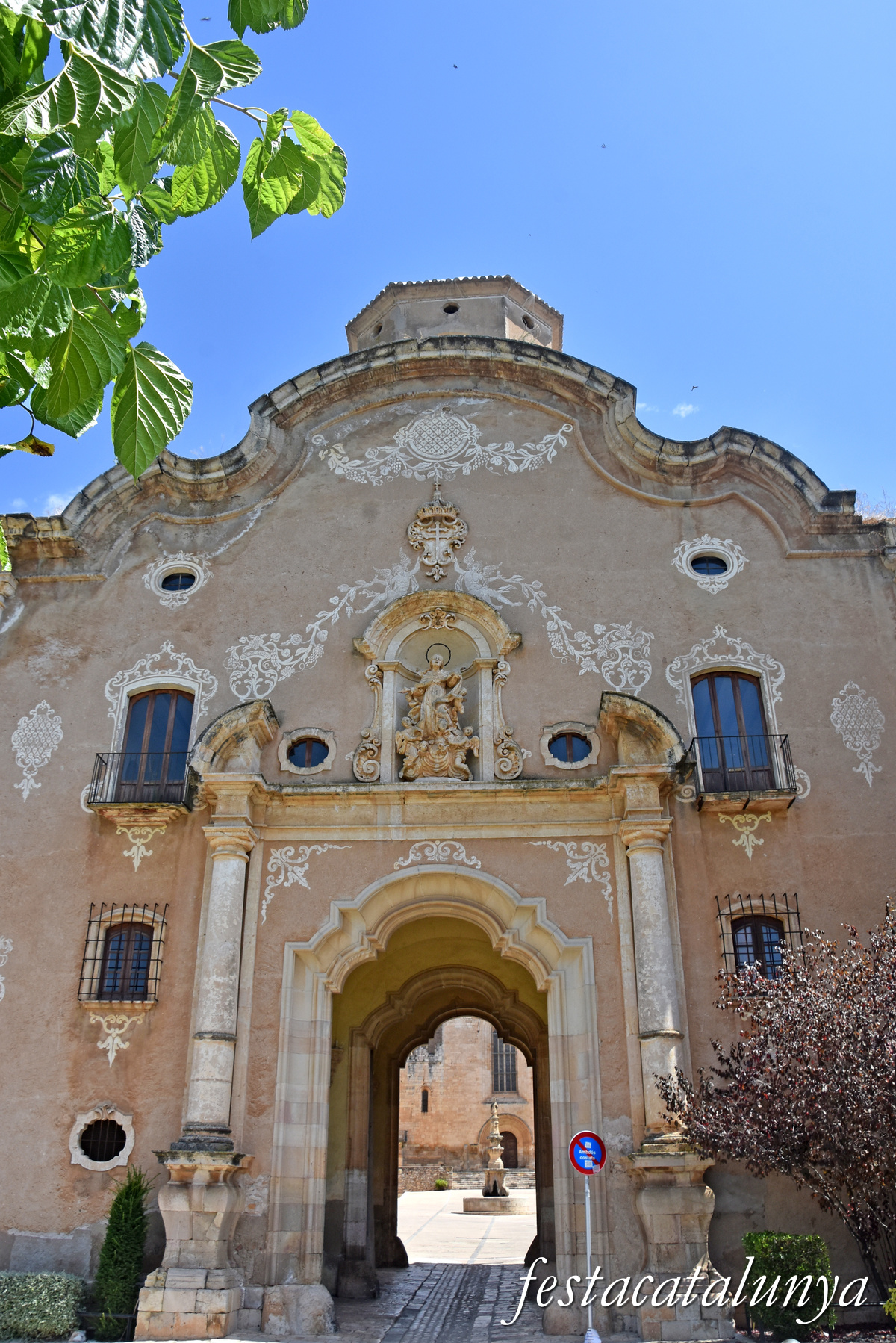 Aiguamúrcia - Porta de l'Assumpció i capella de Santa Llúcia del monestir de Santes Creus 