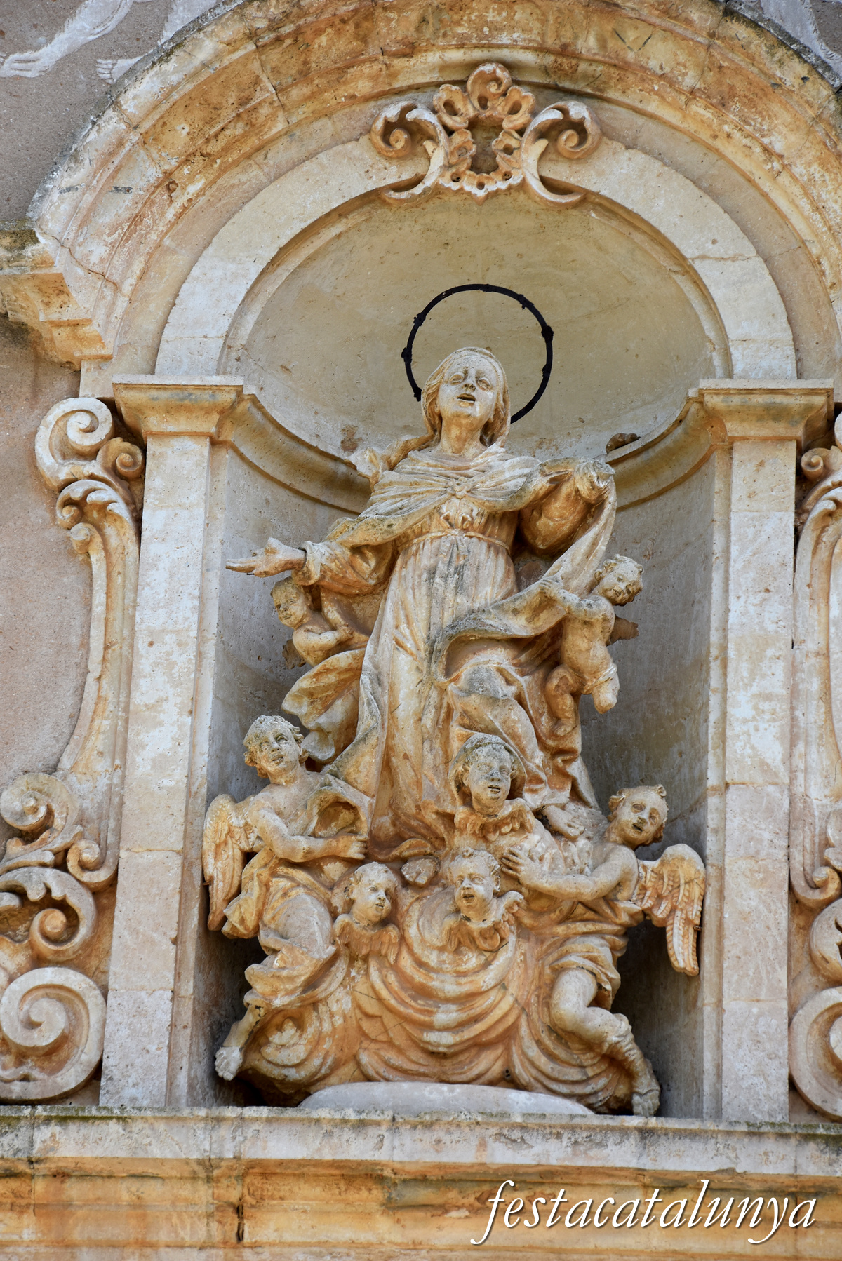 Aiguamúrcia - Porta de l'Assumpció i capella de Santa Llúcia del monestir de Santes Creus