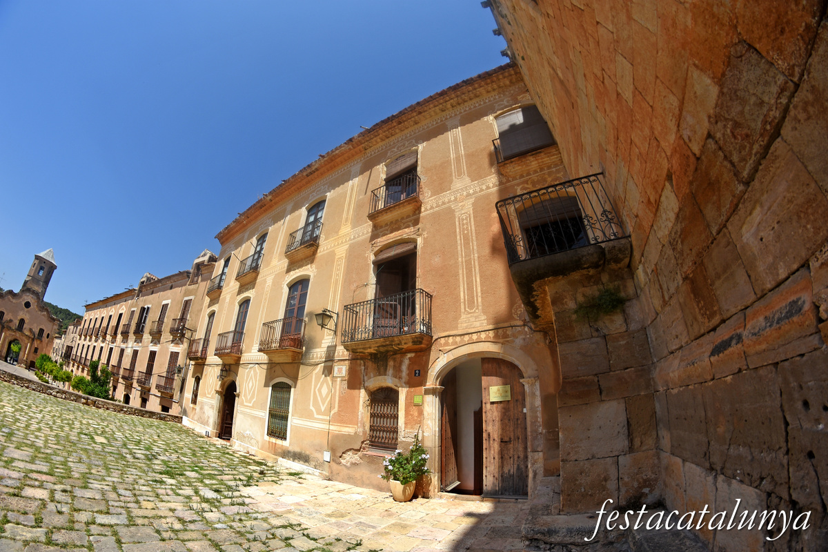 Aiguamúrcia - Plaça de Sant Bernat del monestir de Santes Creus 