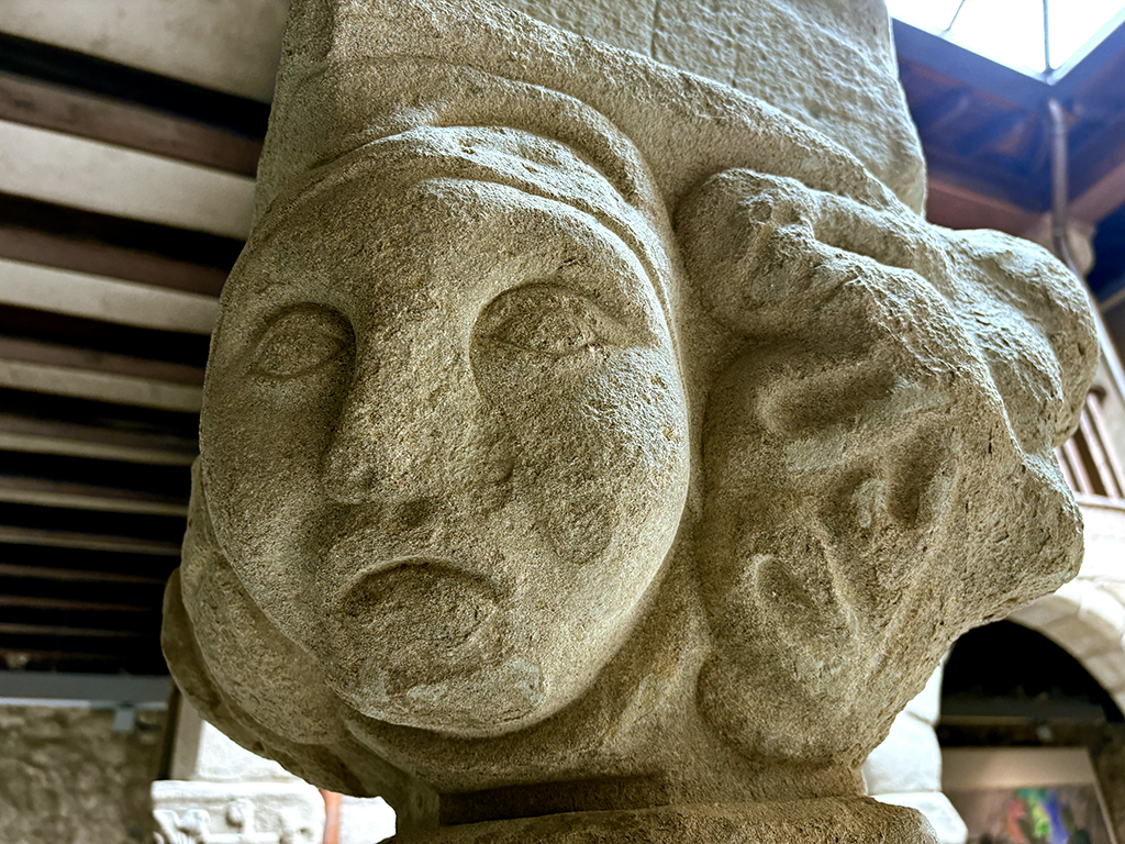 Palau abacial de Sant Joan de les Abadesses ***