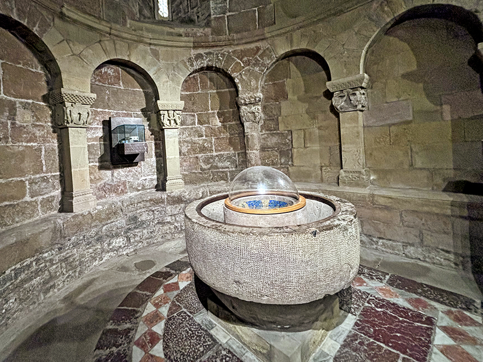 Baptisteri de l'església del monestir de Sant Joan de les Abadesses