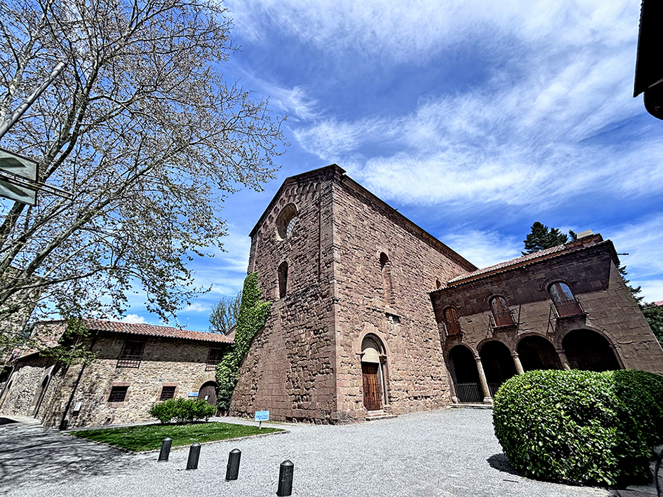 Exterior de l'església del monestir de Sant Joan de les Abadesses ***