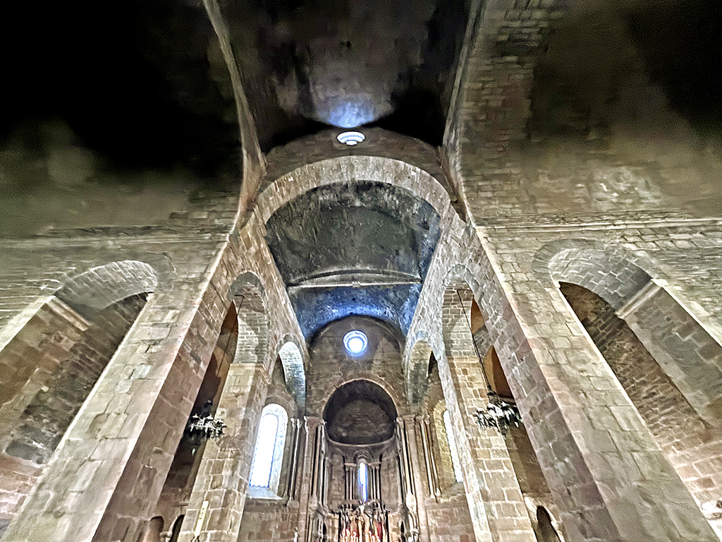 Interior de l'església del monestir de Sant Joan de les Abadesses ***