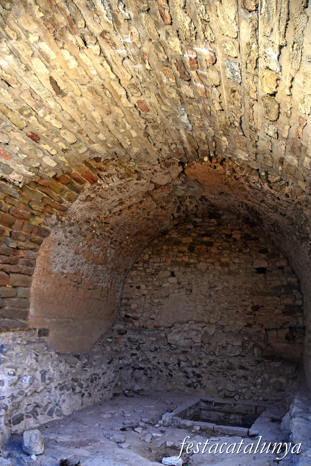 Castellfollit de Riubregós - Recinte emmurallat del castell de Castellfollit 