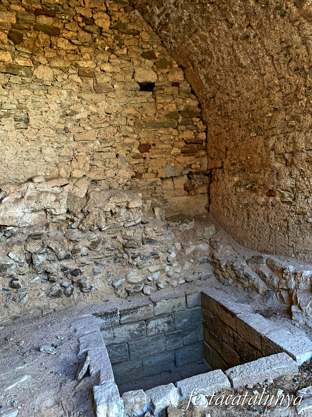 Castellfollit de Riubregós - Recinte emmurallat del castell de Castellfollit