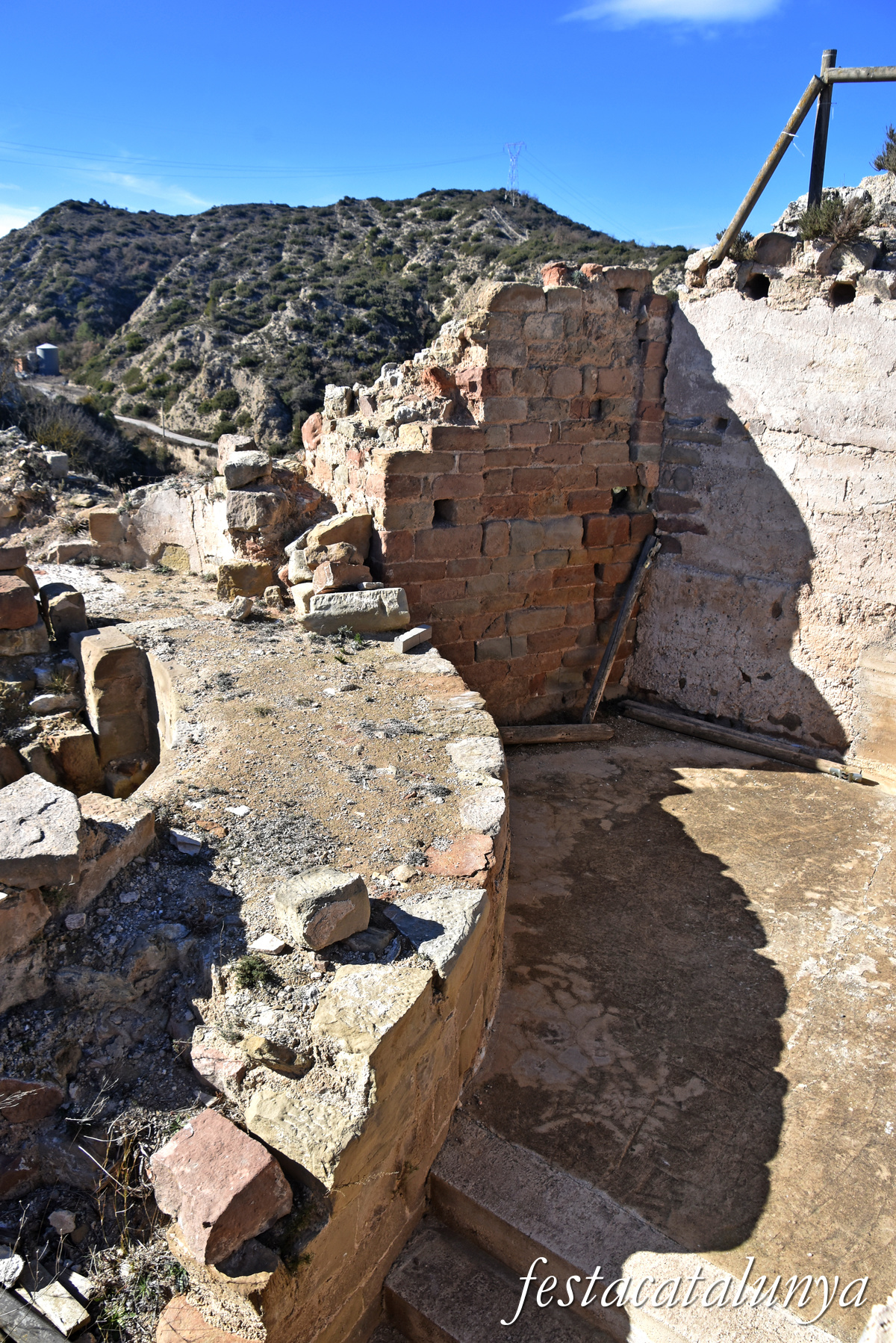 Castellfollit de Riubregós - Recinte emmurallat del castell de Castellfollit
