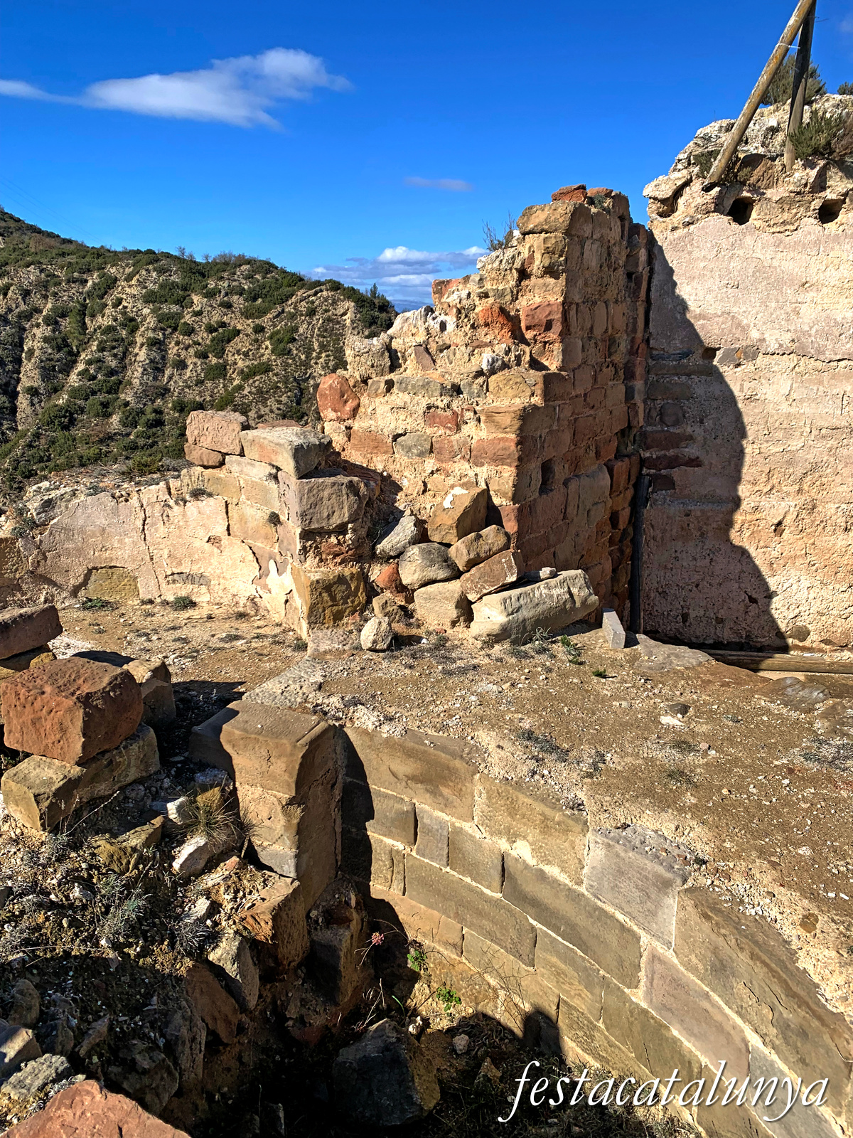 Castellfollit de Riubregós - Recinte emmurallat del castell de Castellfollit 