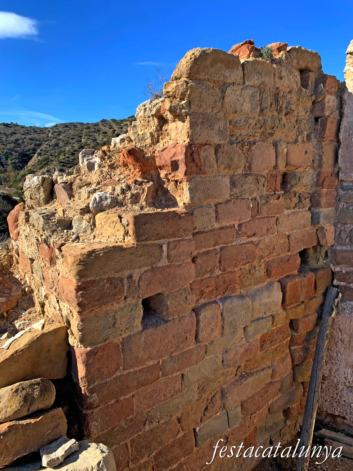 Castellfollit de Riubregós - Recinte emmurallat del castell de Castellfollit
