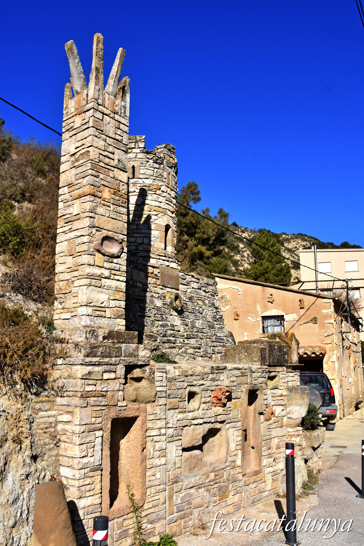 Castellfollit de Riubregós - Conjunt escultòric del Cap de Raval