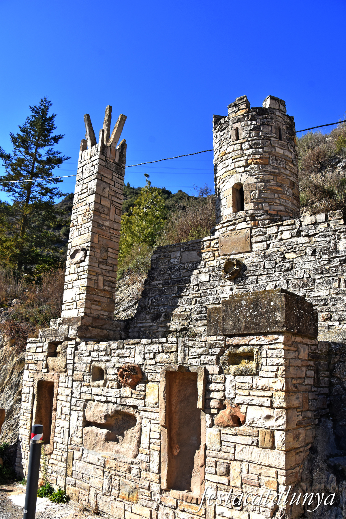 Castellfollit de Riubregós - Conjunt escultòric del Cap de Raval 