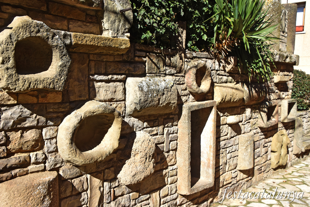 Castellfollit de Riubregós - Conjunt escultòric del Cap de Raval