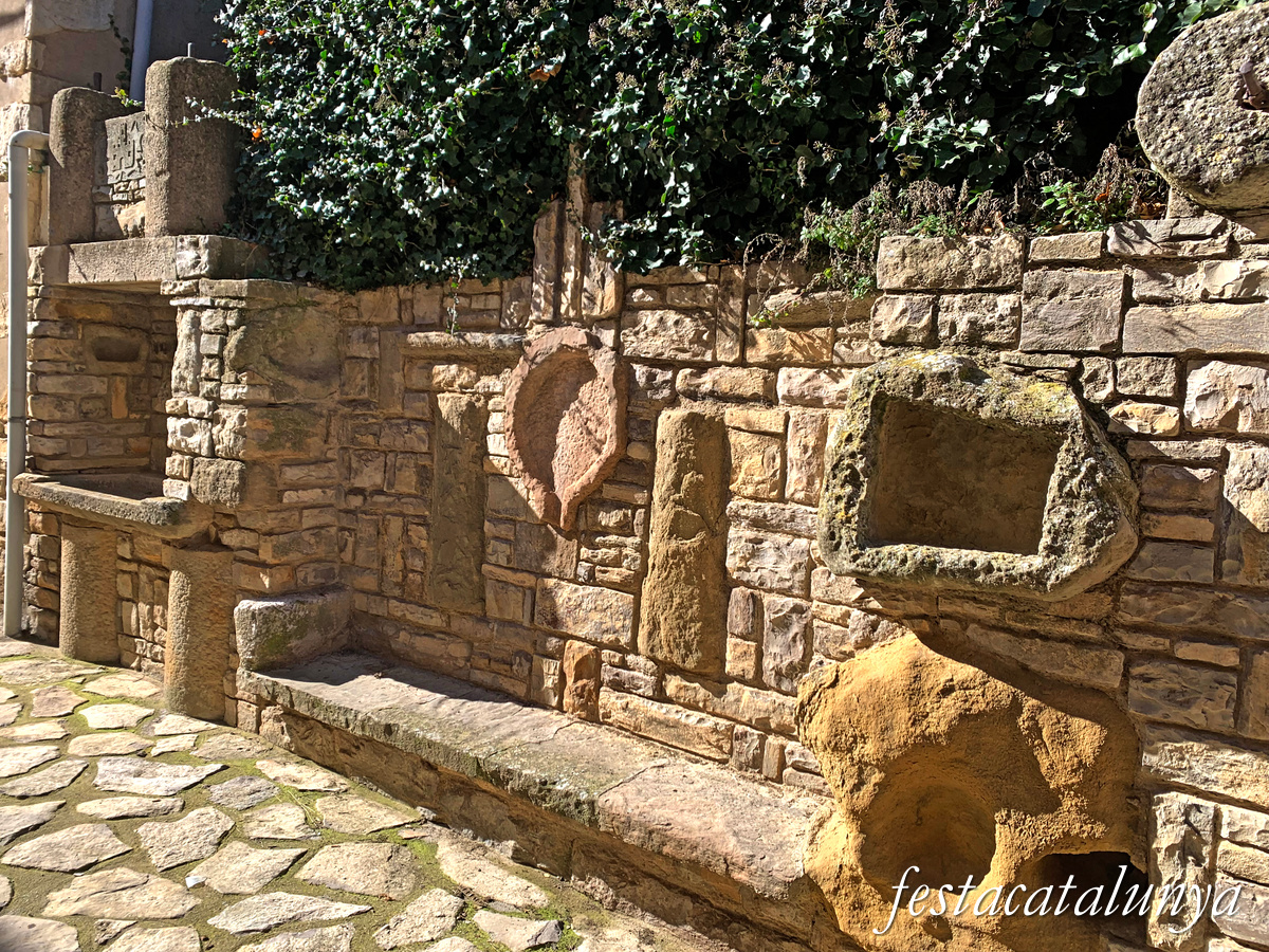 Castellfollit de Riubregós - Conjunt escultòric del Cap de Raval