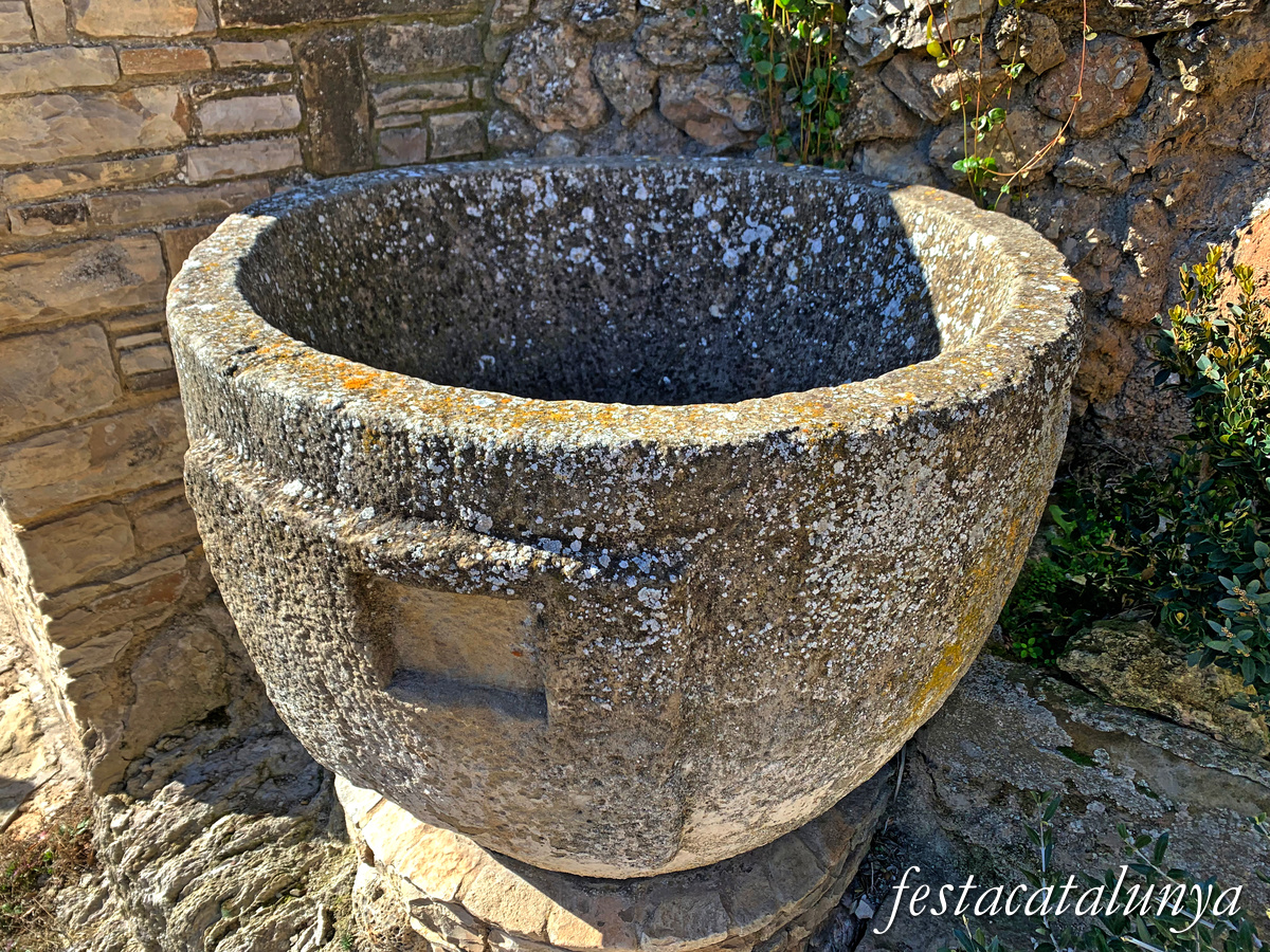 Castellfollit de Riubregós - Pica Baptismal de la Capella del Roser