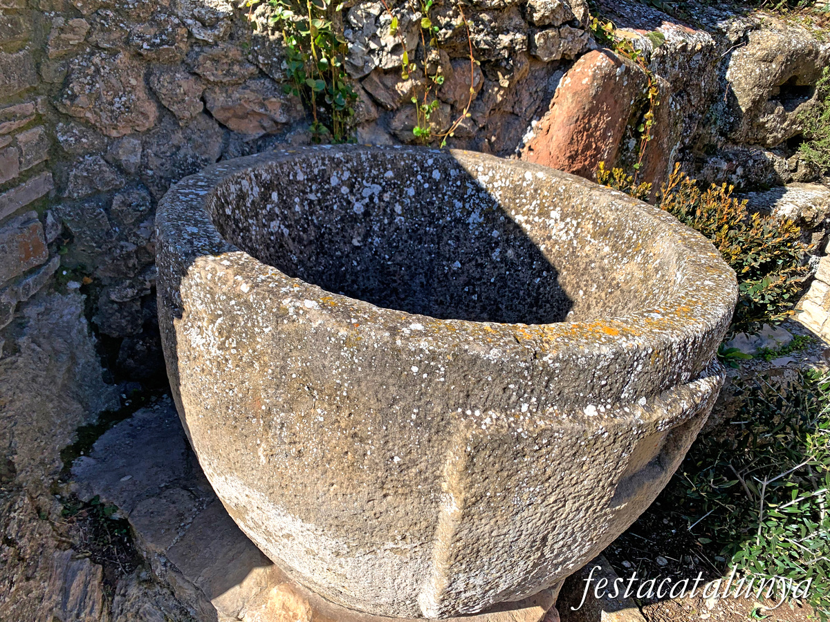 Castellfollit de Riubregós - Pica Baptismal de la Capella del Roser