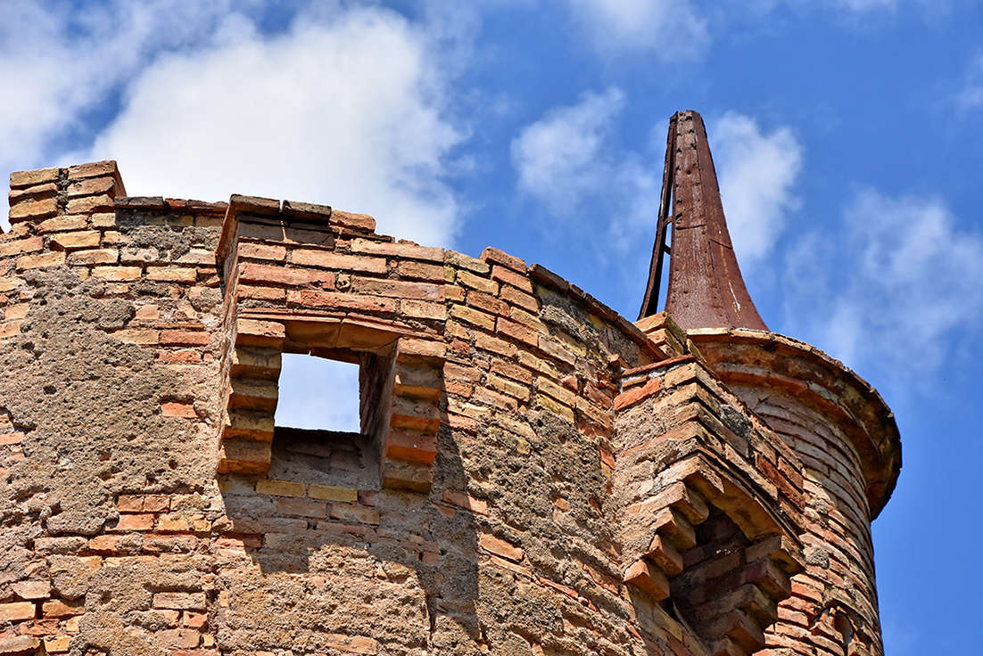 Mas i castell de la Muga a Bellvei