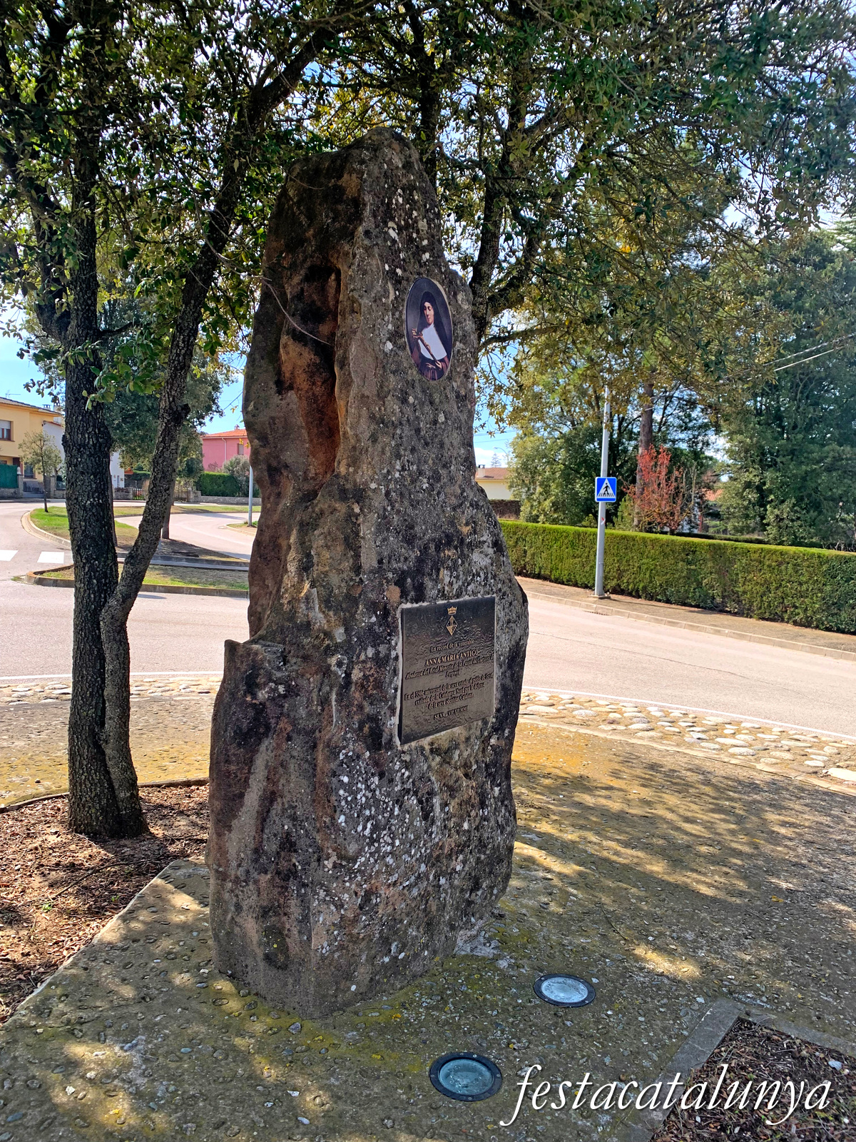 Seva - Monòlit a Anna Mª Amigó 