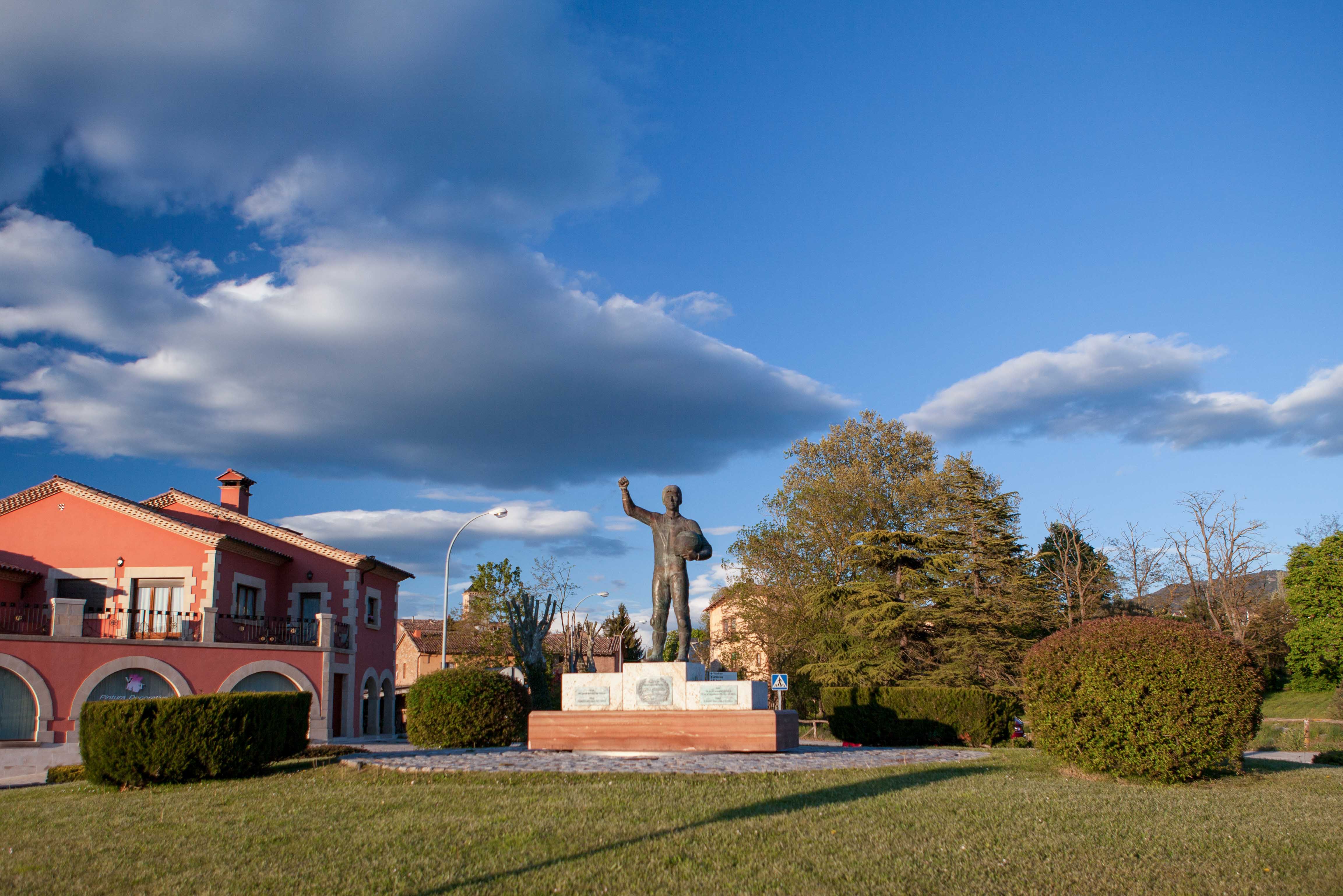 Seva - Monument a Àlex Crivillé (Foto: Ajuntament de Seva)