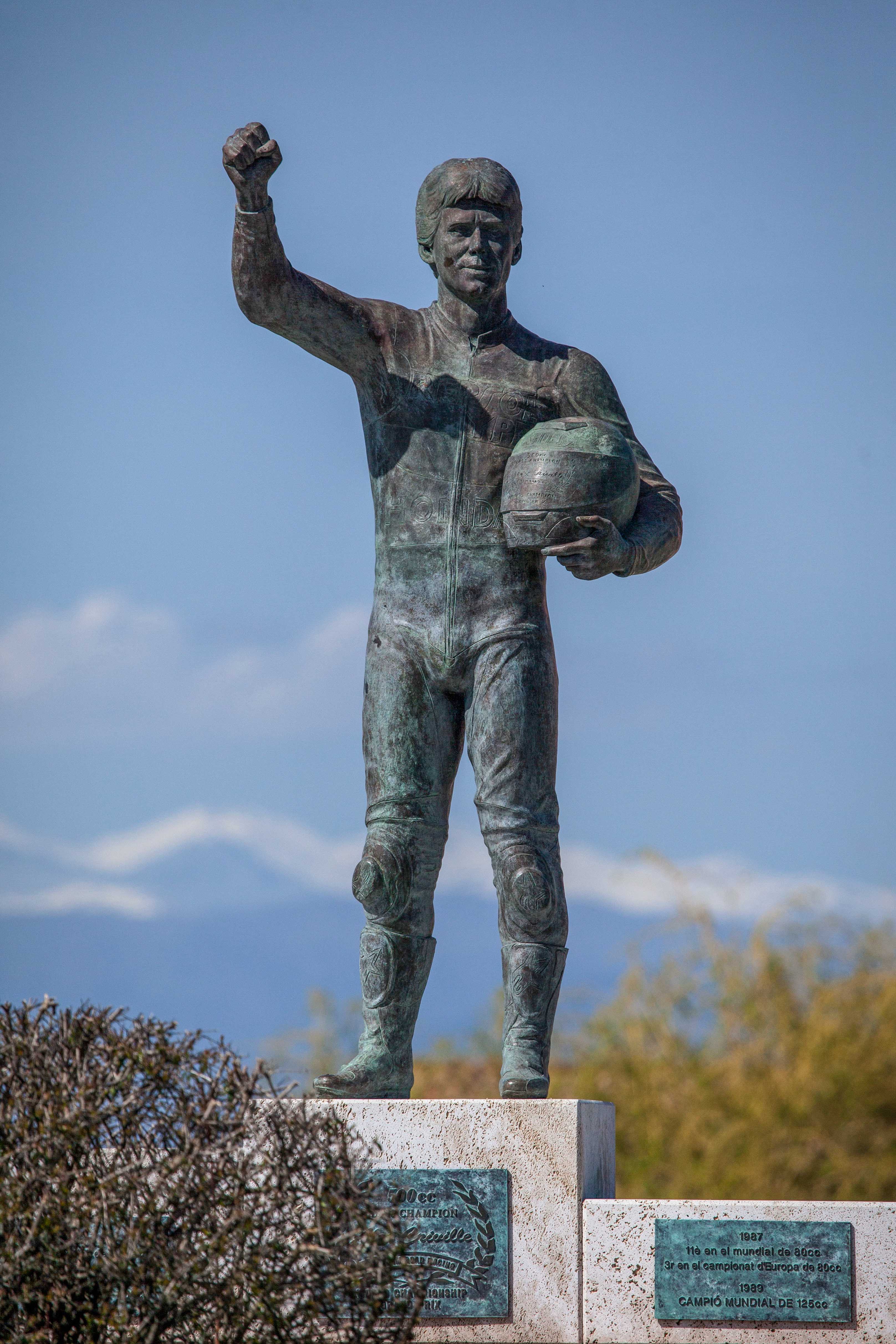 Seva - Monument a Àlex Crivillé (Foto: Ajuntament de Seva) 