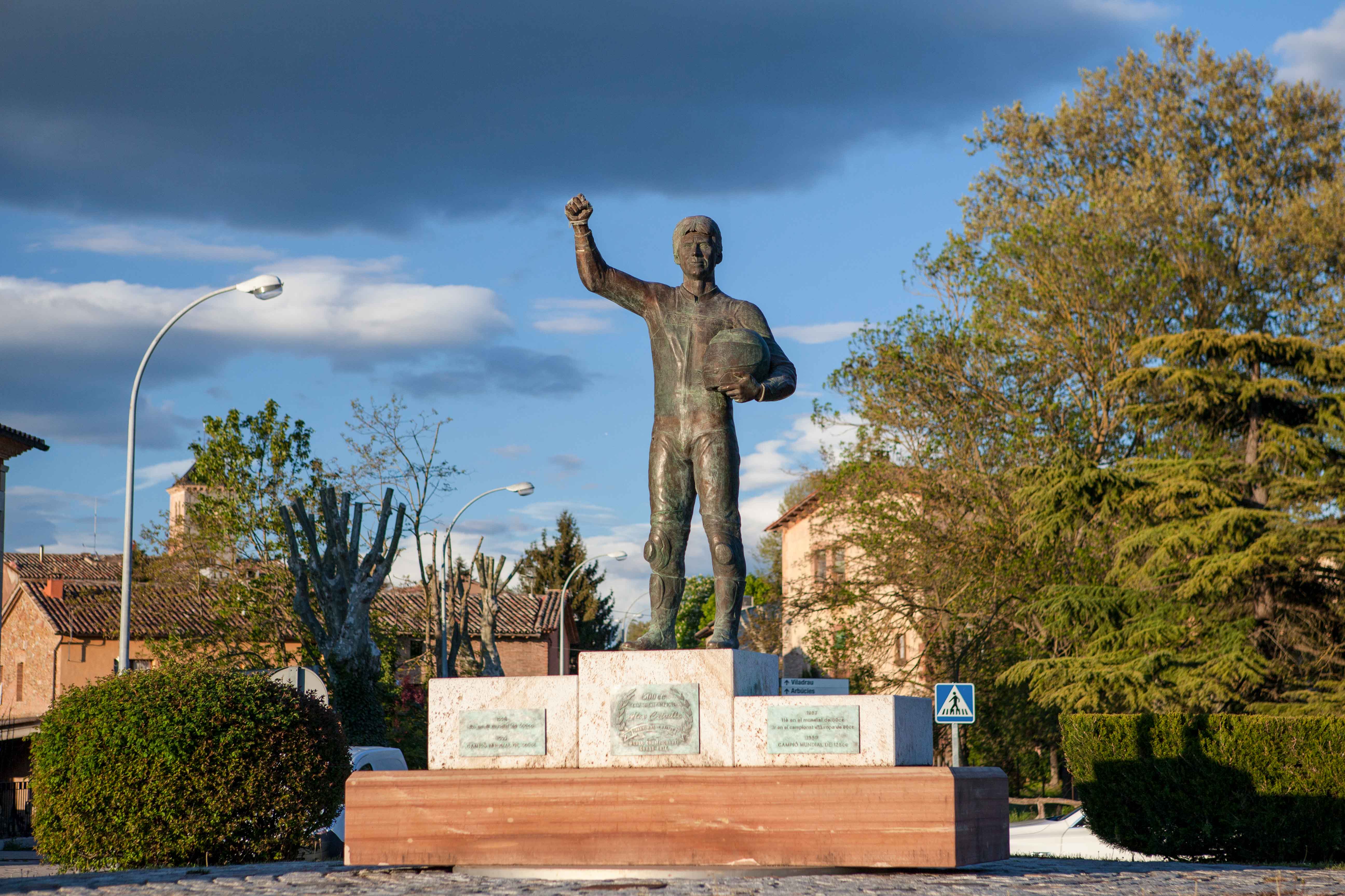 Seva - Monument a Àlex Crivillé (Foto: Ajuntament de Seva) 