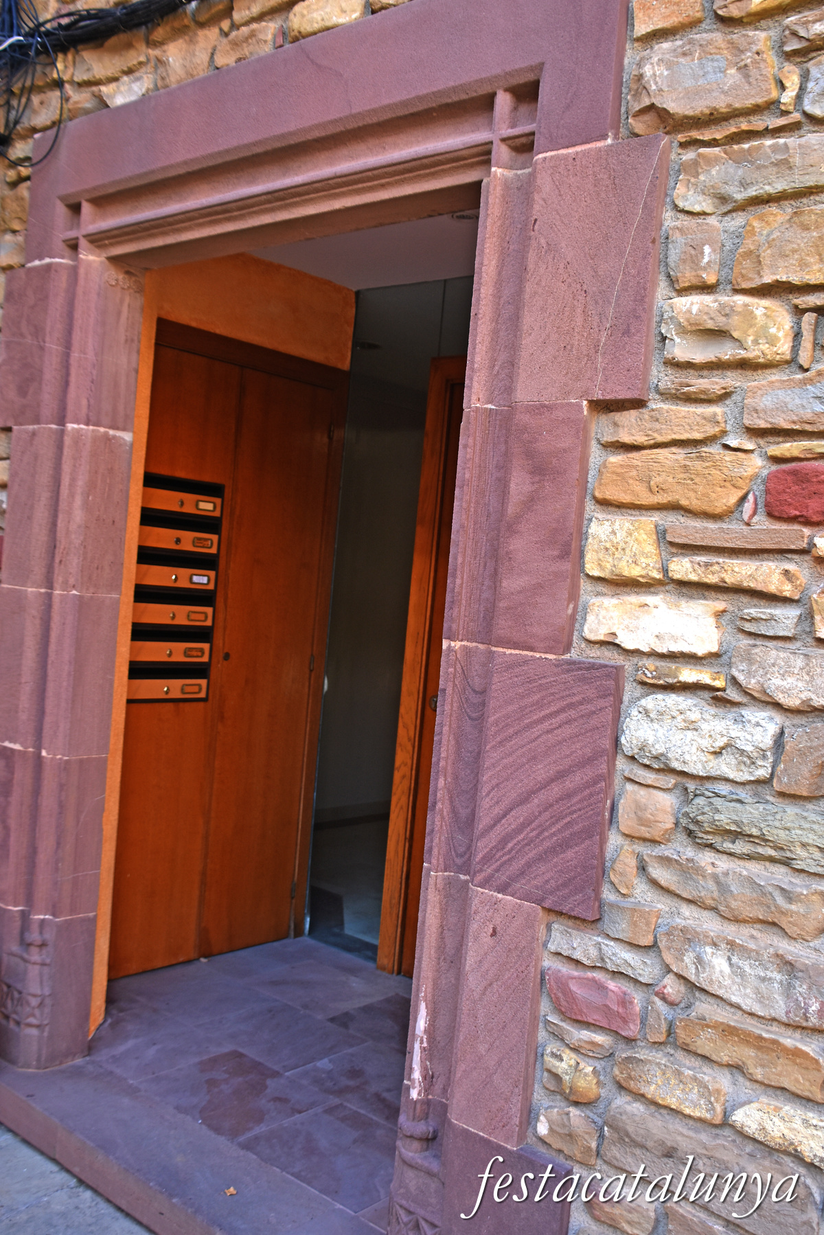 Seva - Plaça de l'Església - Can Romero 