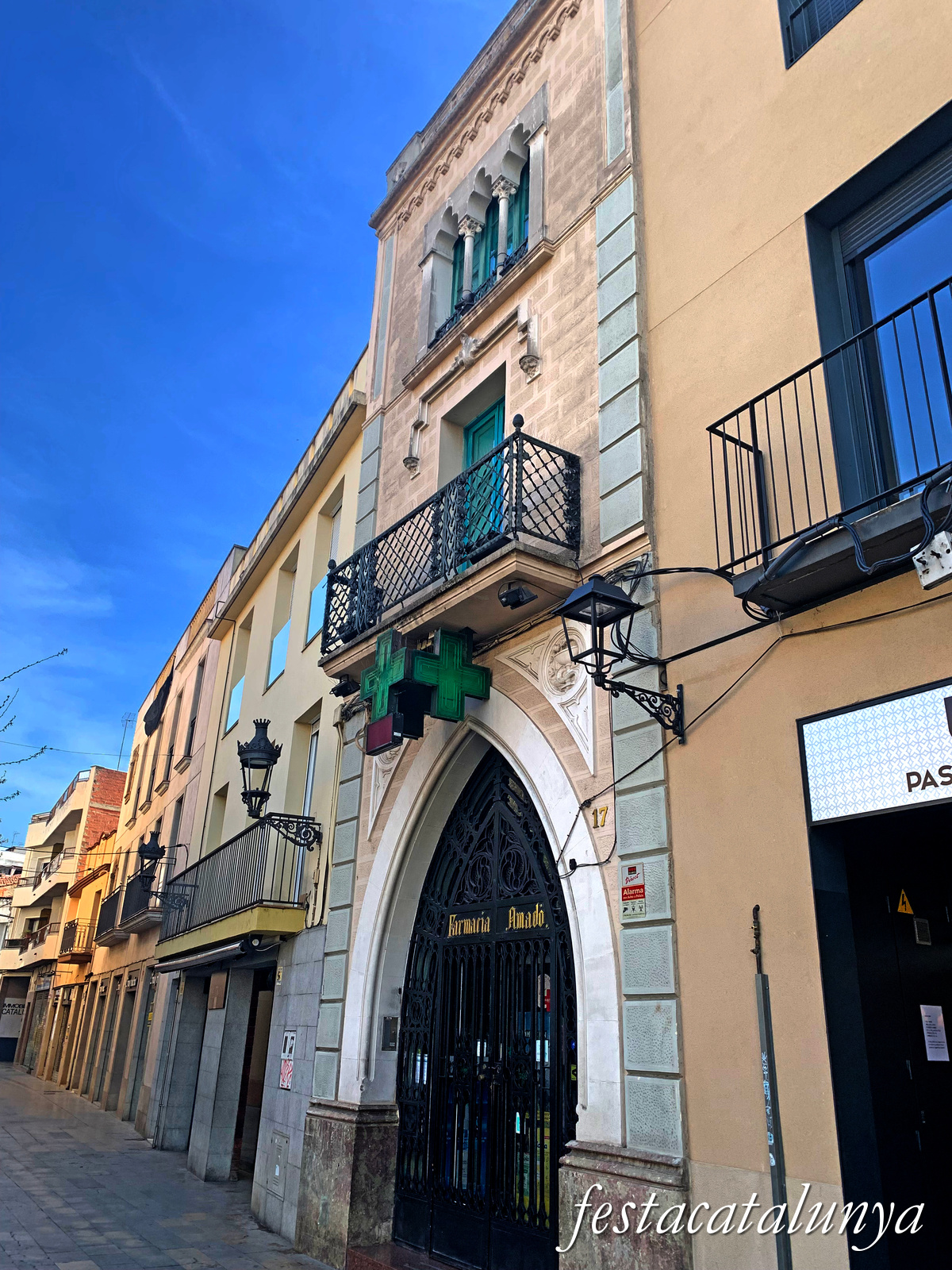 Mollet del Vallès - Plaça de Prat de la Riba - Farmàcia Amadó 