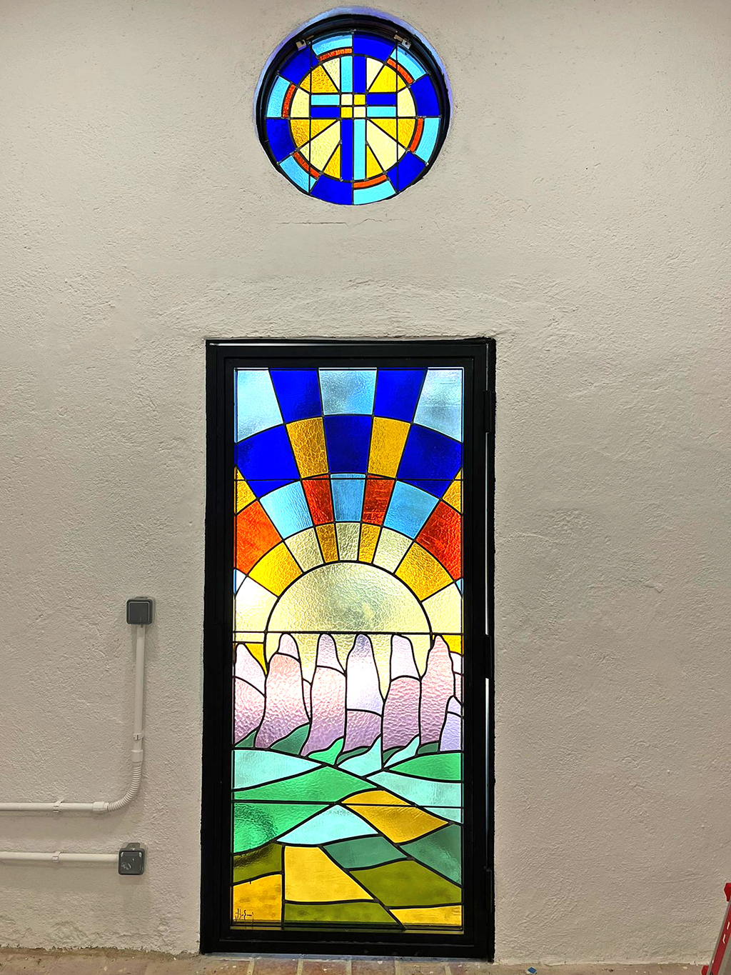 Pacs del Penedès - Vitralls de la capella del cementiri (Foto: Ajuntament)