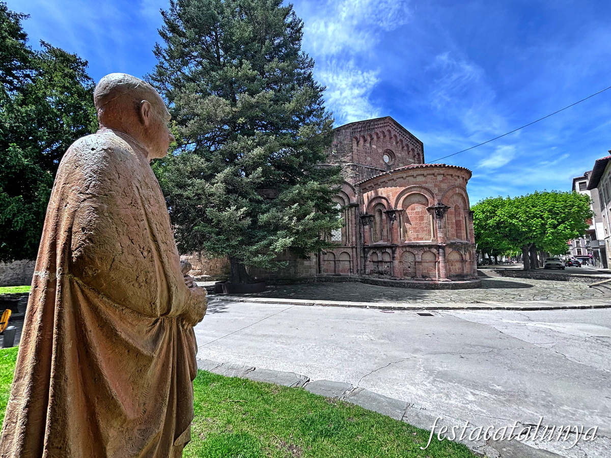 Sant Joan de les Abadesses - Monument a Torras i Bages 