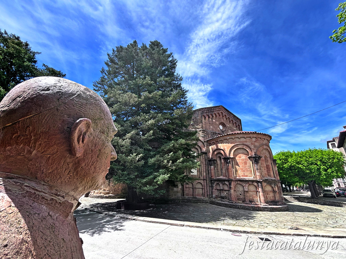 Sant Joan de les Abadesses - Monument a Torras i Bages