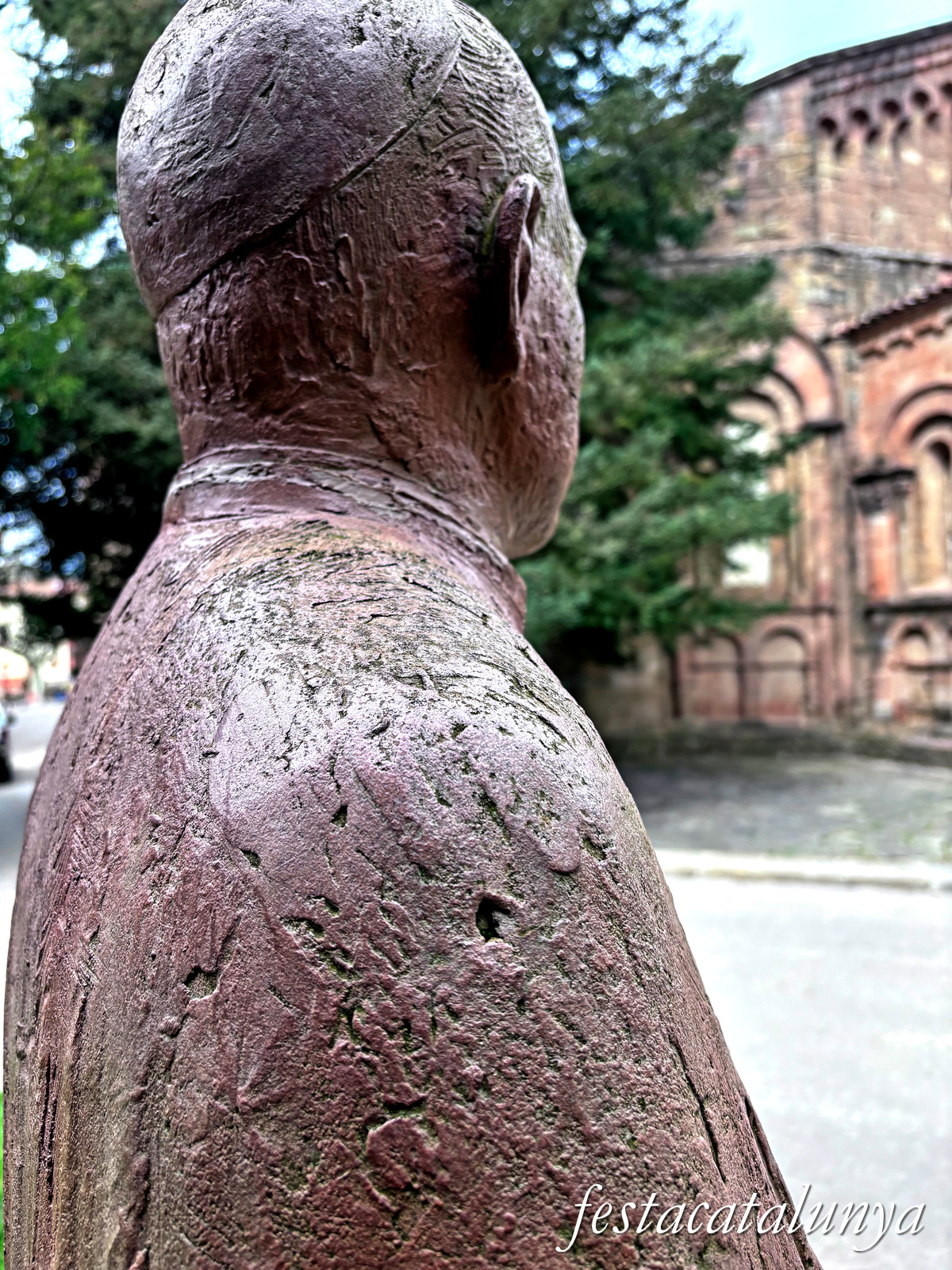 Sant Joan de les Abadesses - Monument a Torras i Bages 