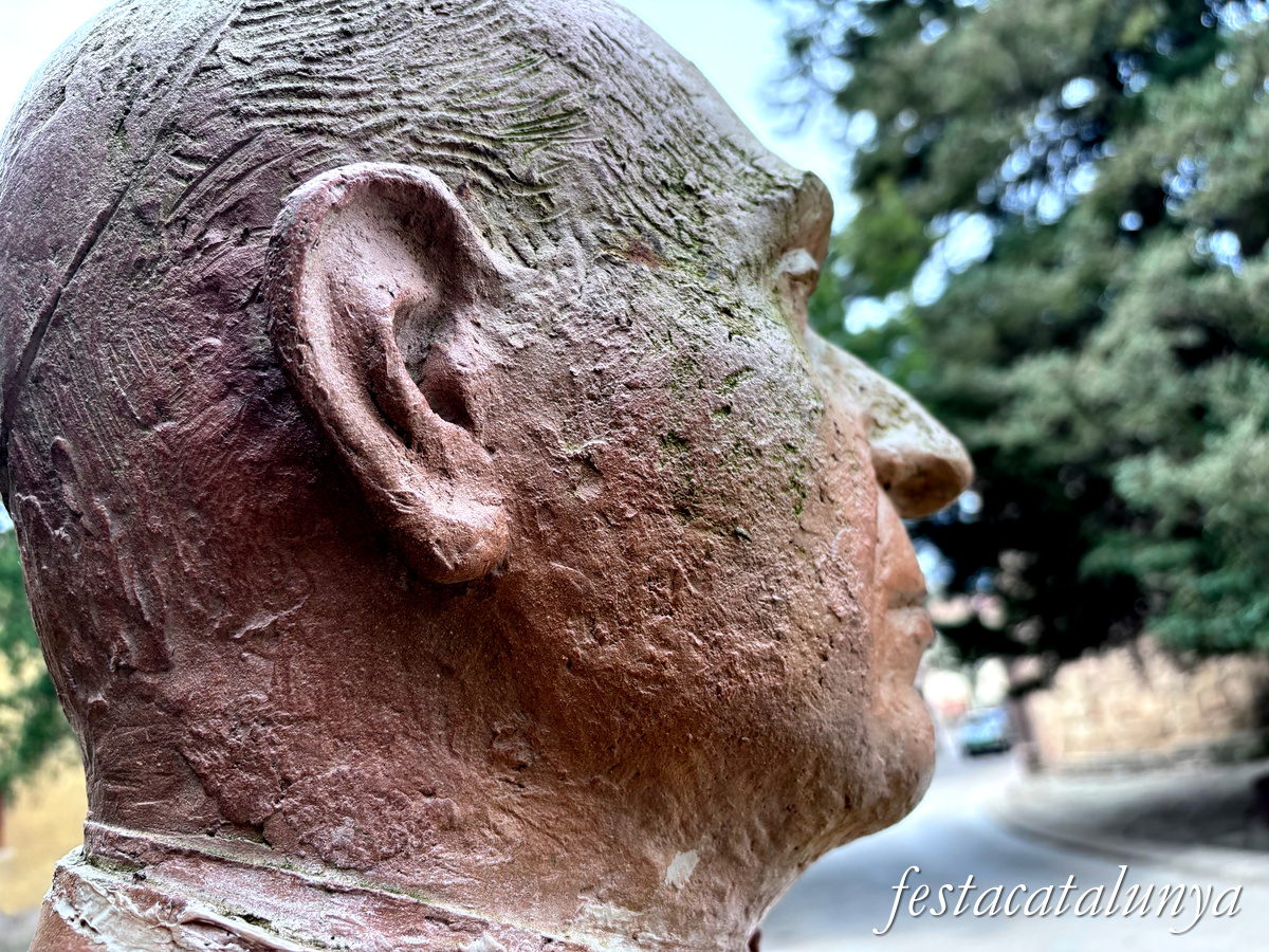 Sant Joan de les Abadesses - Monument a Torras i Bages 