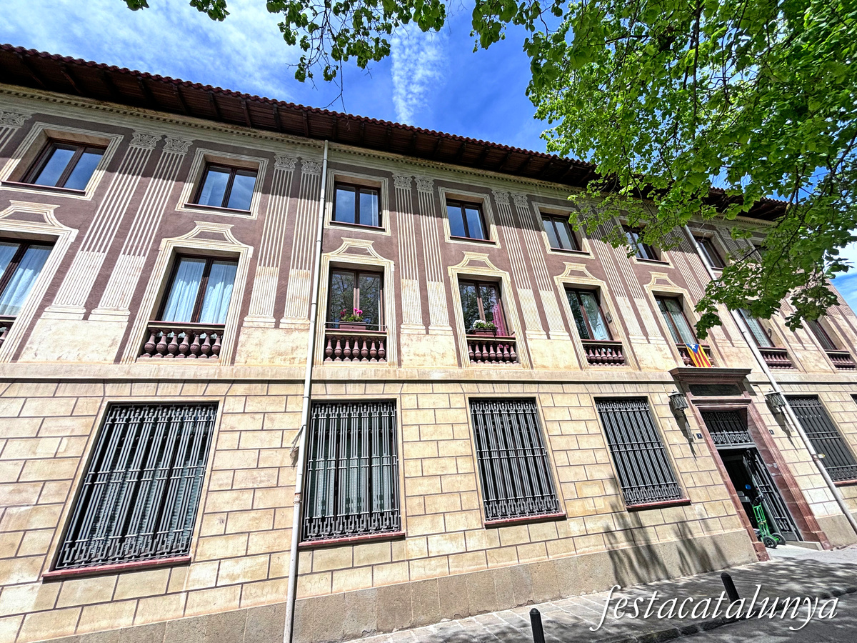 Sant Joan de les Abadesses - Edifici Caixa de Pensions