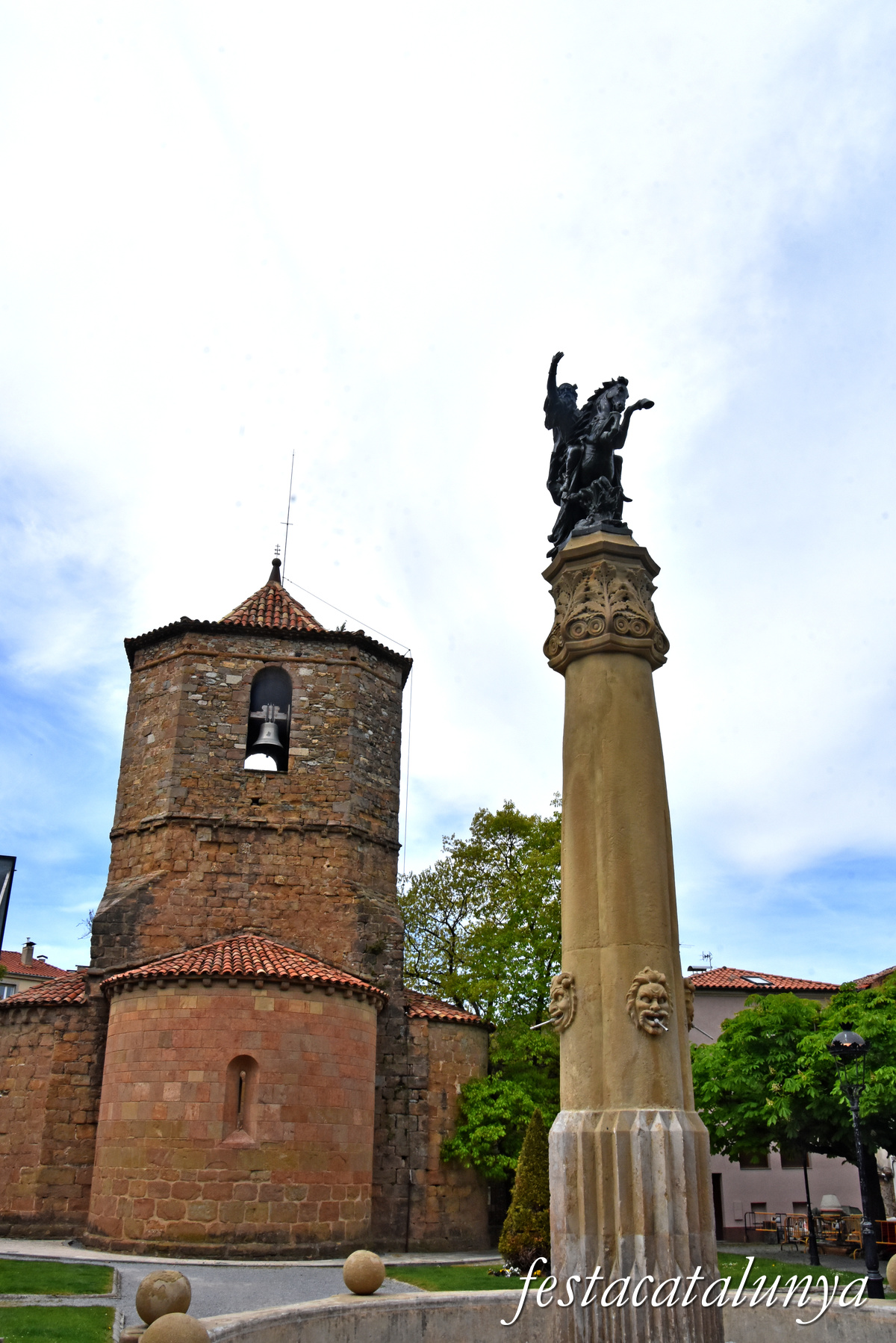 Sant Joan de les Abadesses - Font Monumental del Comte Arnau 