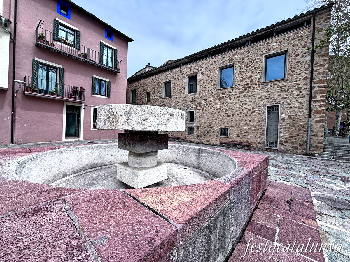 Sant Joan de les Abadesses - Plaça de l'Abadessa Emma