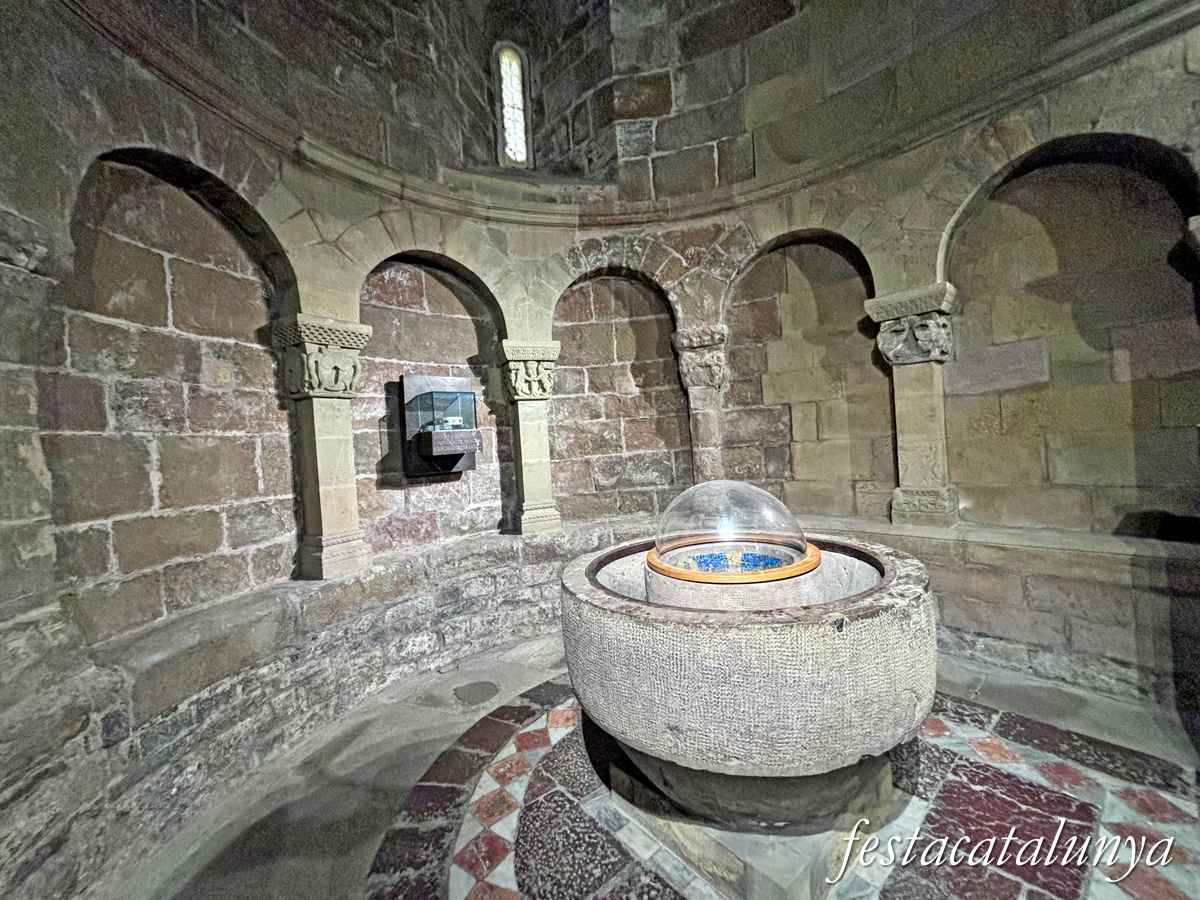 Sant Joan de les Abadesses - Baptisteri de l'església del monestir 