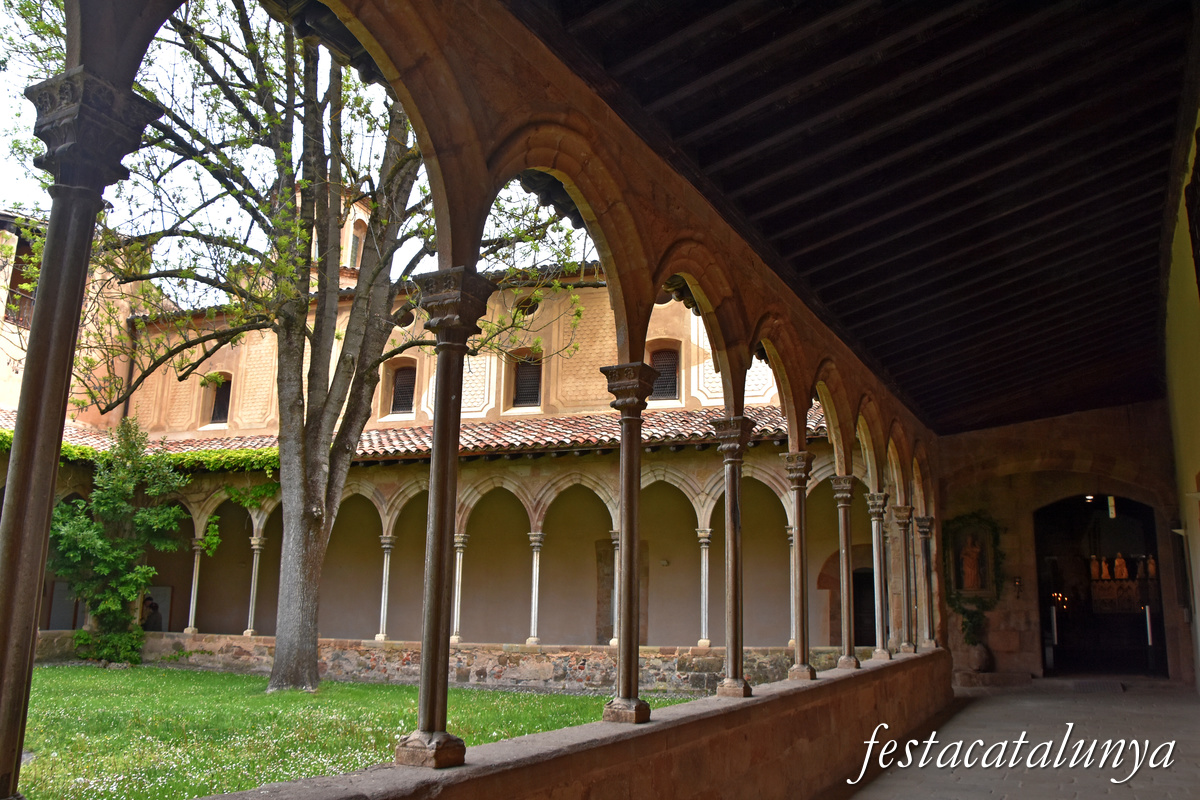 Sant Joan de les Abadesses - Claustre del monestir 