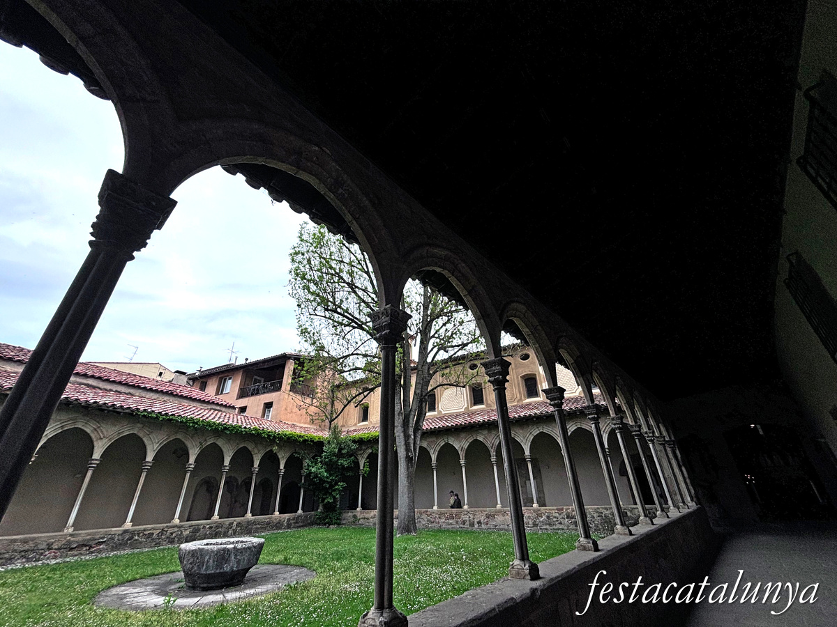 Sant Joan de les Abadesses - Claustre del monestir