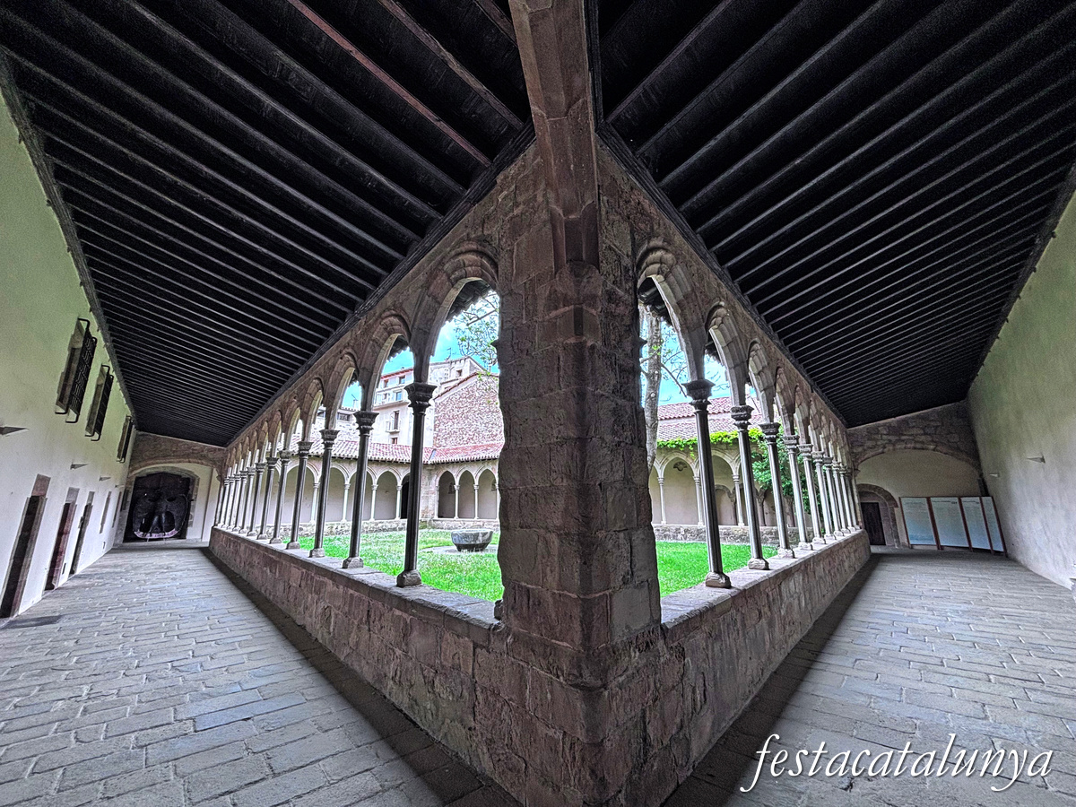 Sant Joan de les Abadesses - Claustre del monestir