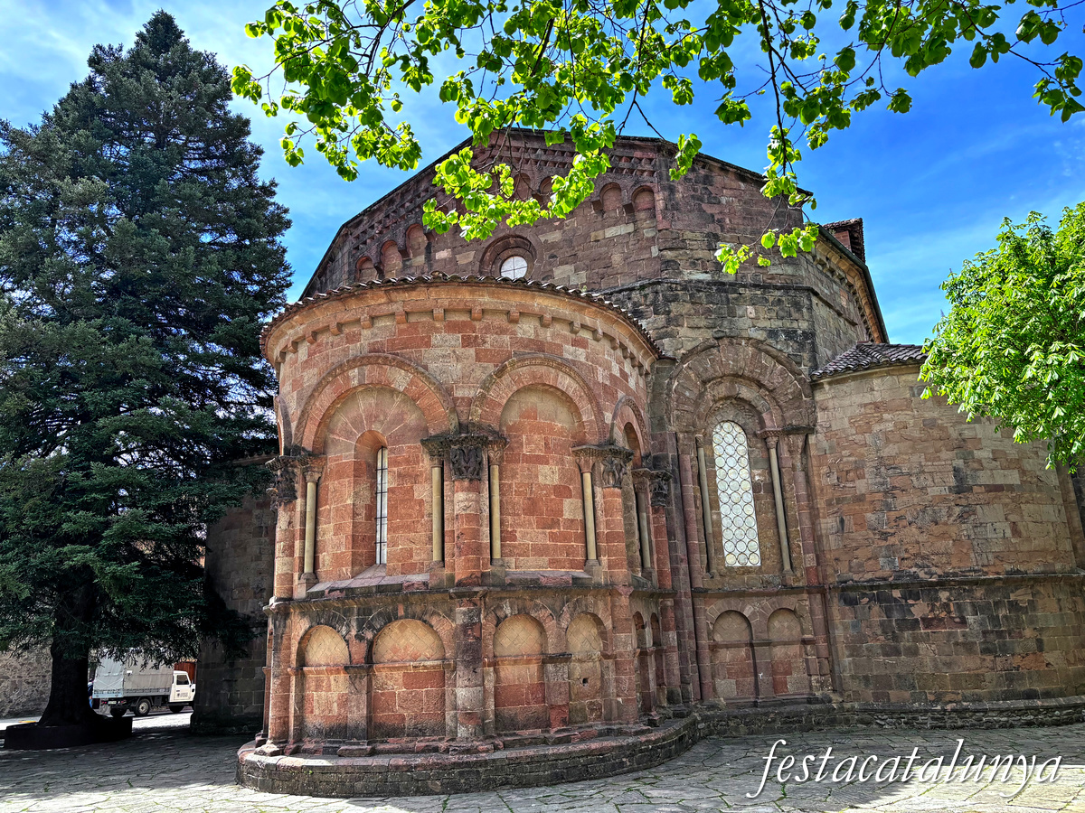 Sant Joan de les Abadesses - Exterior de l'església del monestir  - Absis 