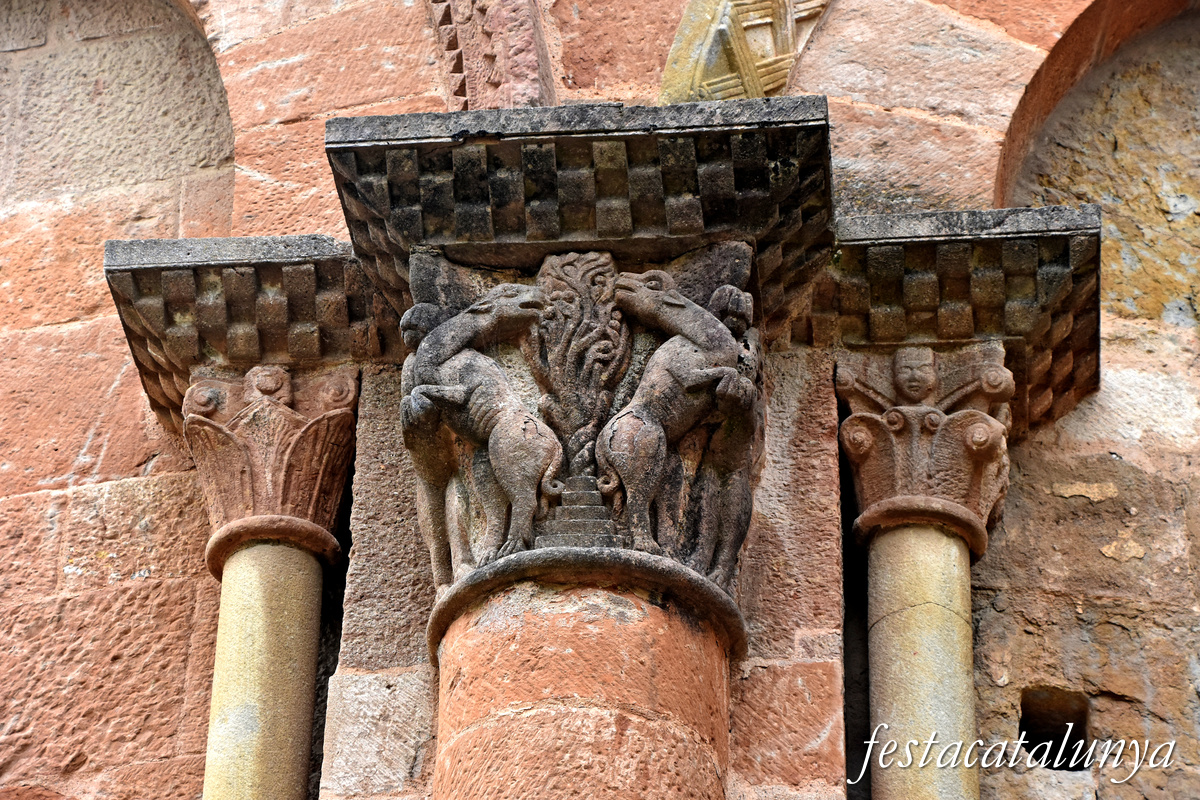 Sant Joan de les Abadesses - Exterior de l'església del monestir  - Absis, capitells exteriors 