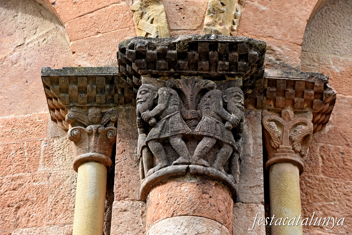 Sant Joan de les Abadesses - Exterior de l'església del monestir  - Absis, capitells exteriors 