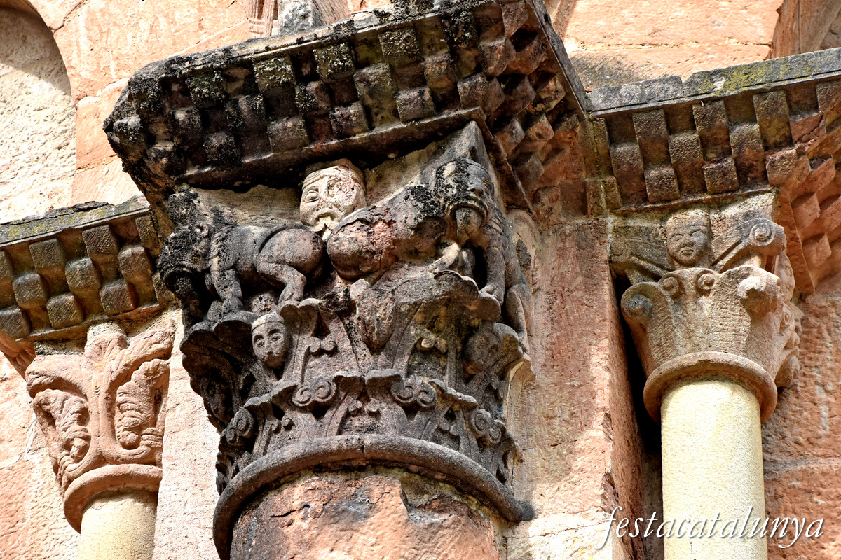 Sant Joan de les Abadesses - Exterior de l'església del monestir  - Absis, capitells exteriors 