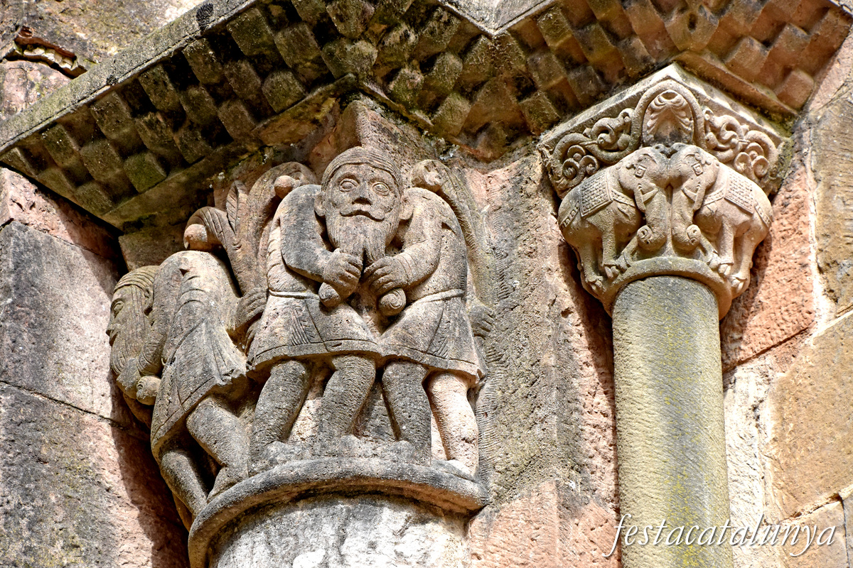 Sant Joan de les Abadesses - Exterior de l'església del monestir  - Absis, capitells exteriors 