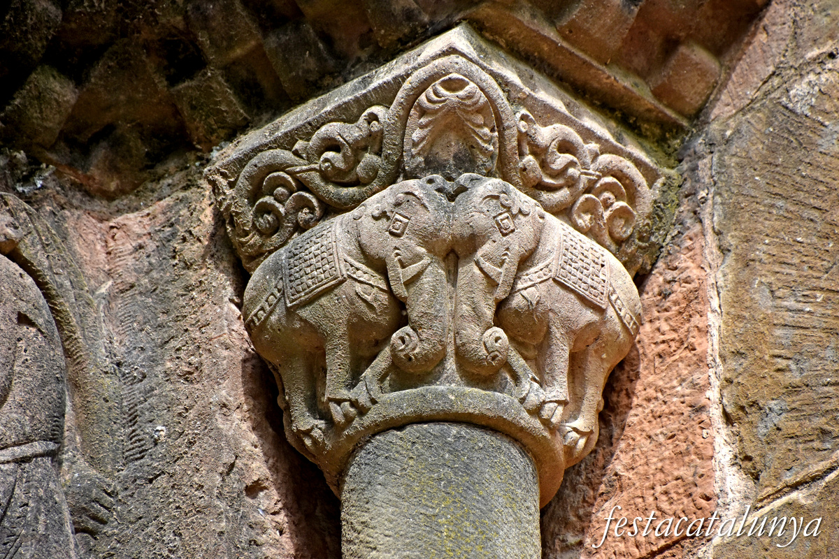 Sant Joan de les Abadesses - Exterior de l'església del monestir  - Absis, capitells exteriors 