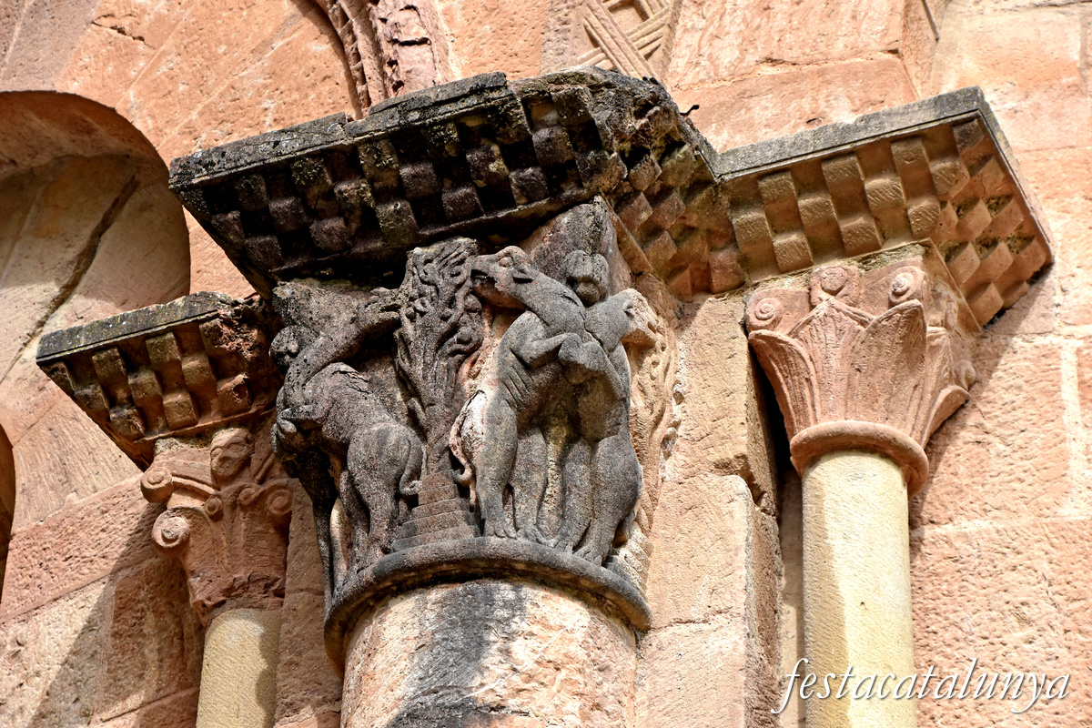 Sant Joan de les Abadesses - Exterior de l'església del monestir  - Absis, capitells exteriors