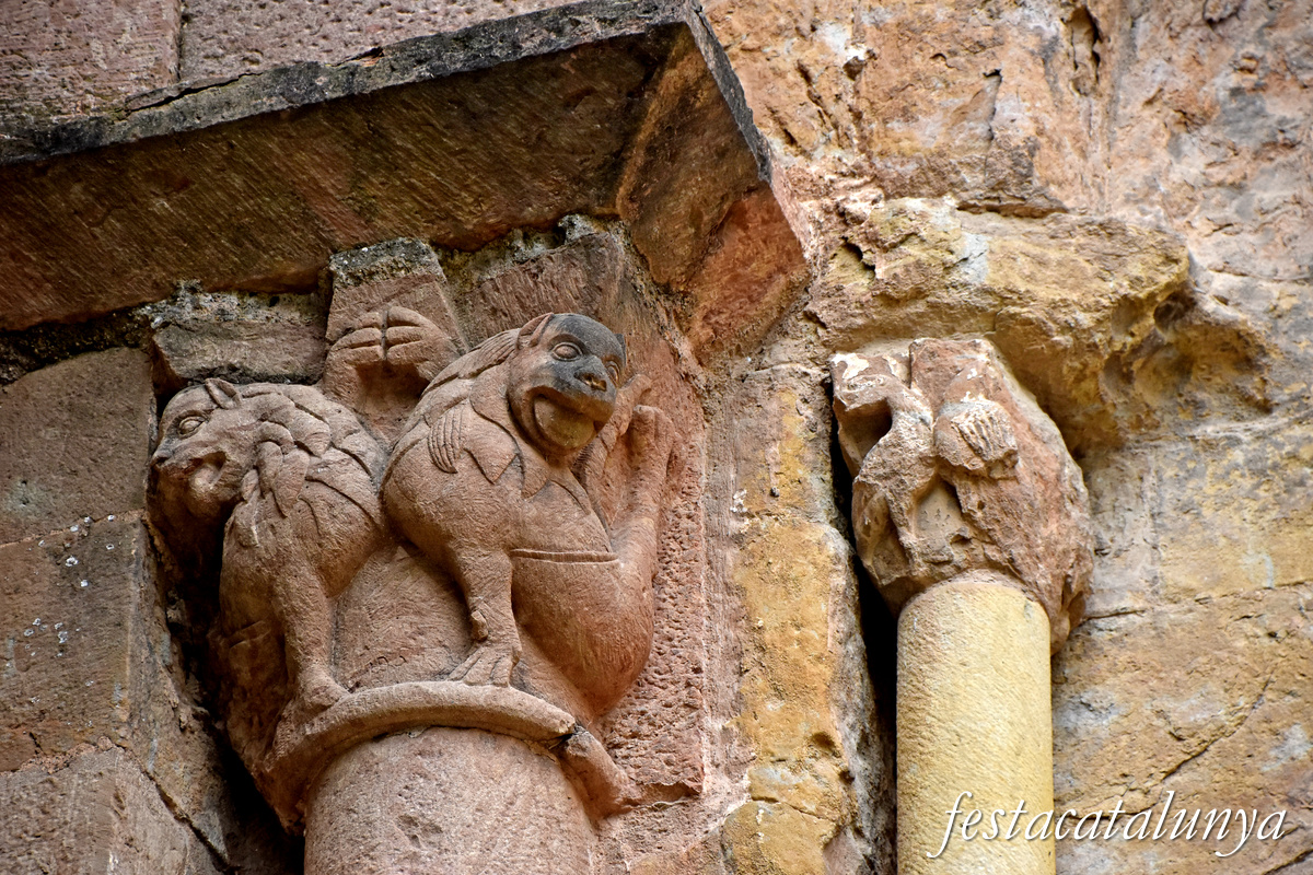 Sant Joan de les Abadesses - Exterior de l'església del monestir  - Absis, capitells exteriors 
