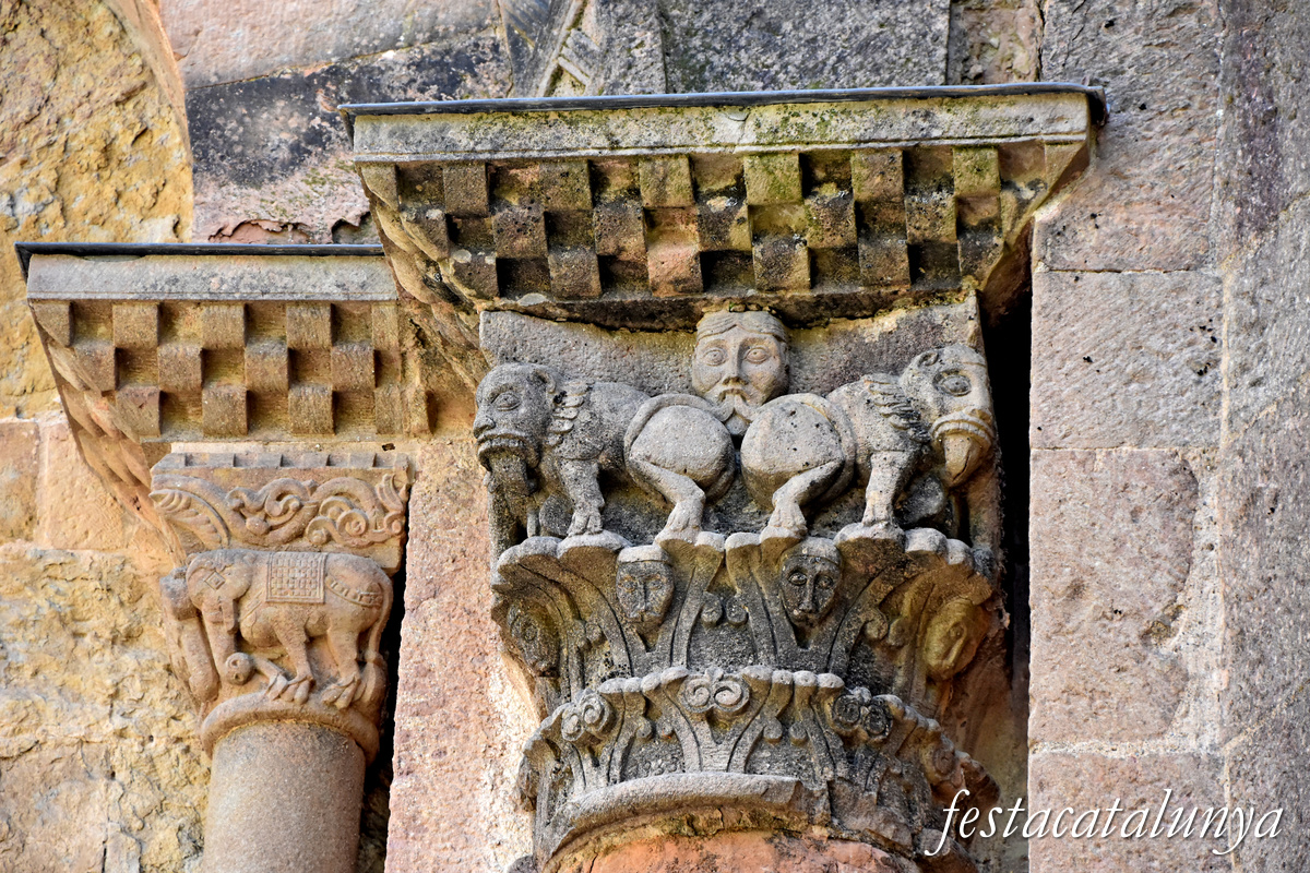 Sant Joan de les Abadesses - Exterior de l'església del monestir  - Absis, capitells exteriors