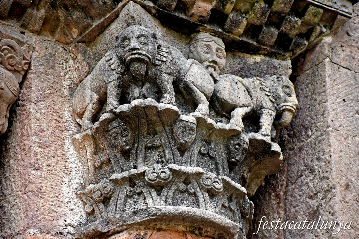 Sant Joan de les Abadesses - Exterior de l'església del monestir  - Absis, capitells exteriors 