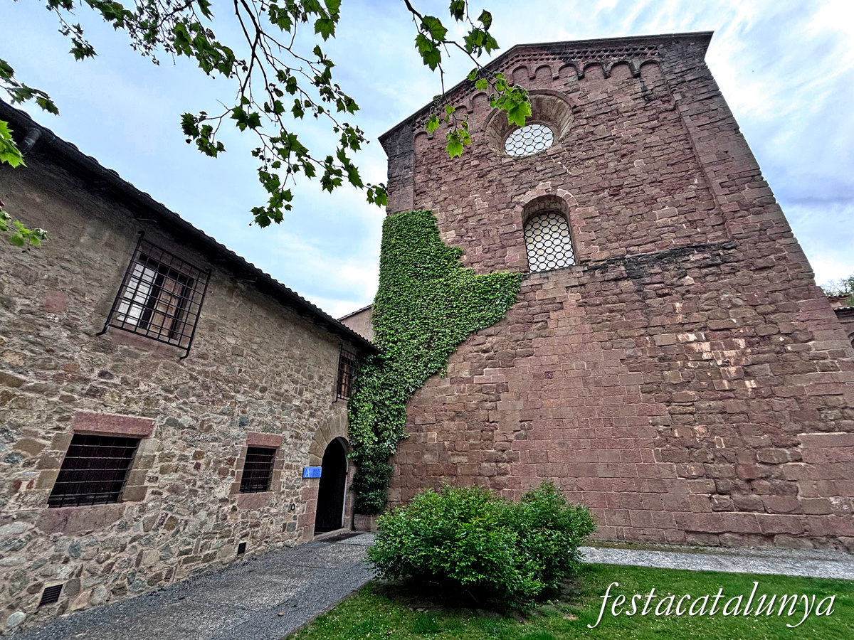 Sant Joan de les Abadesses - Exterior de l'església del monestir 