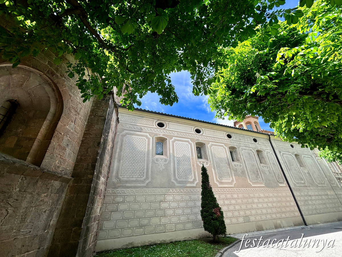 Sant Joan de les Abadesses - Exterior de l'església del monestir 